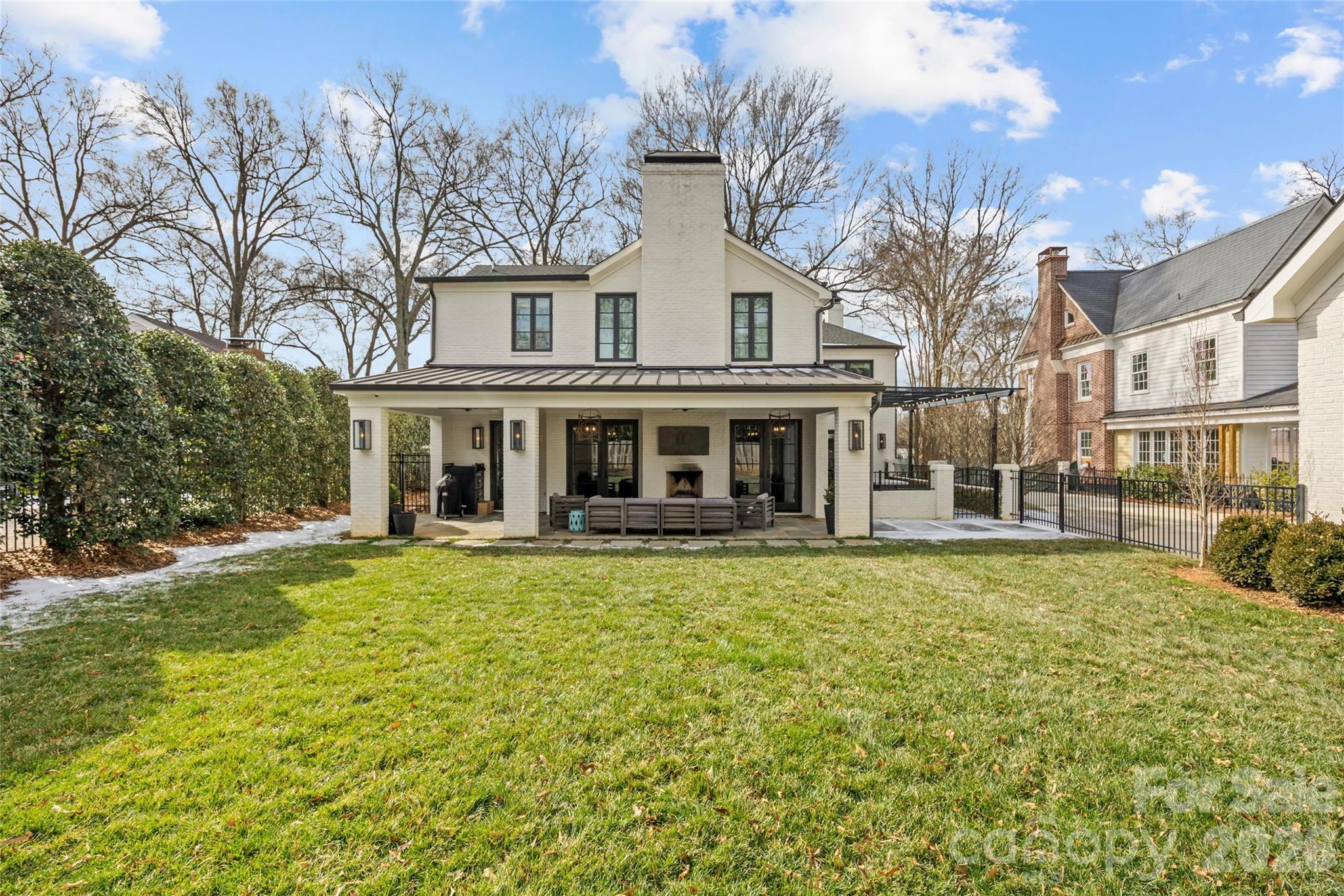 1935 Queens Road W