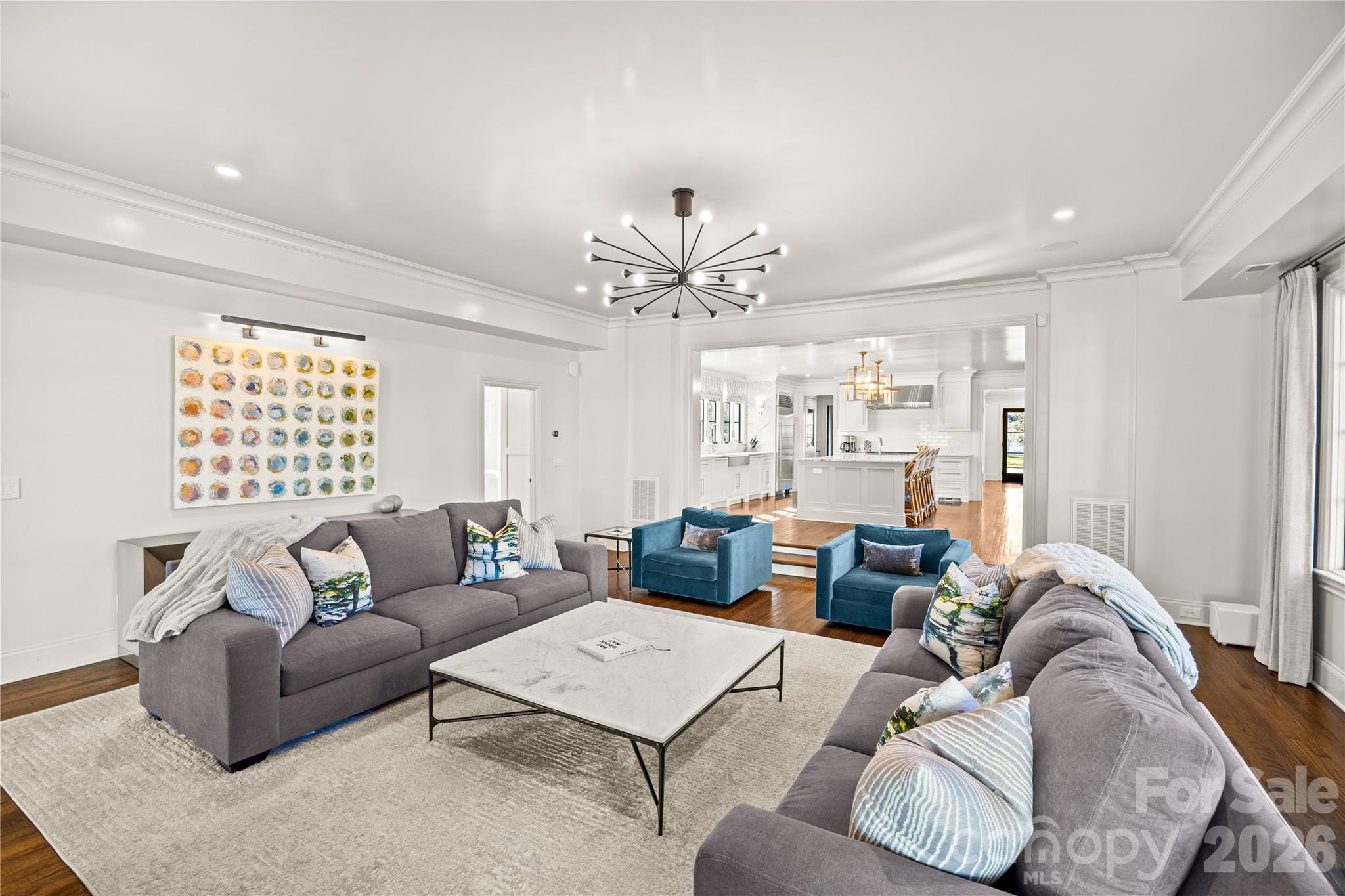 1935 Queens Road W