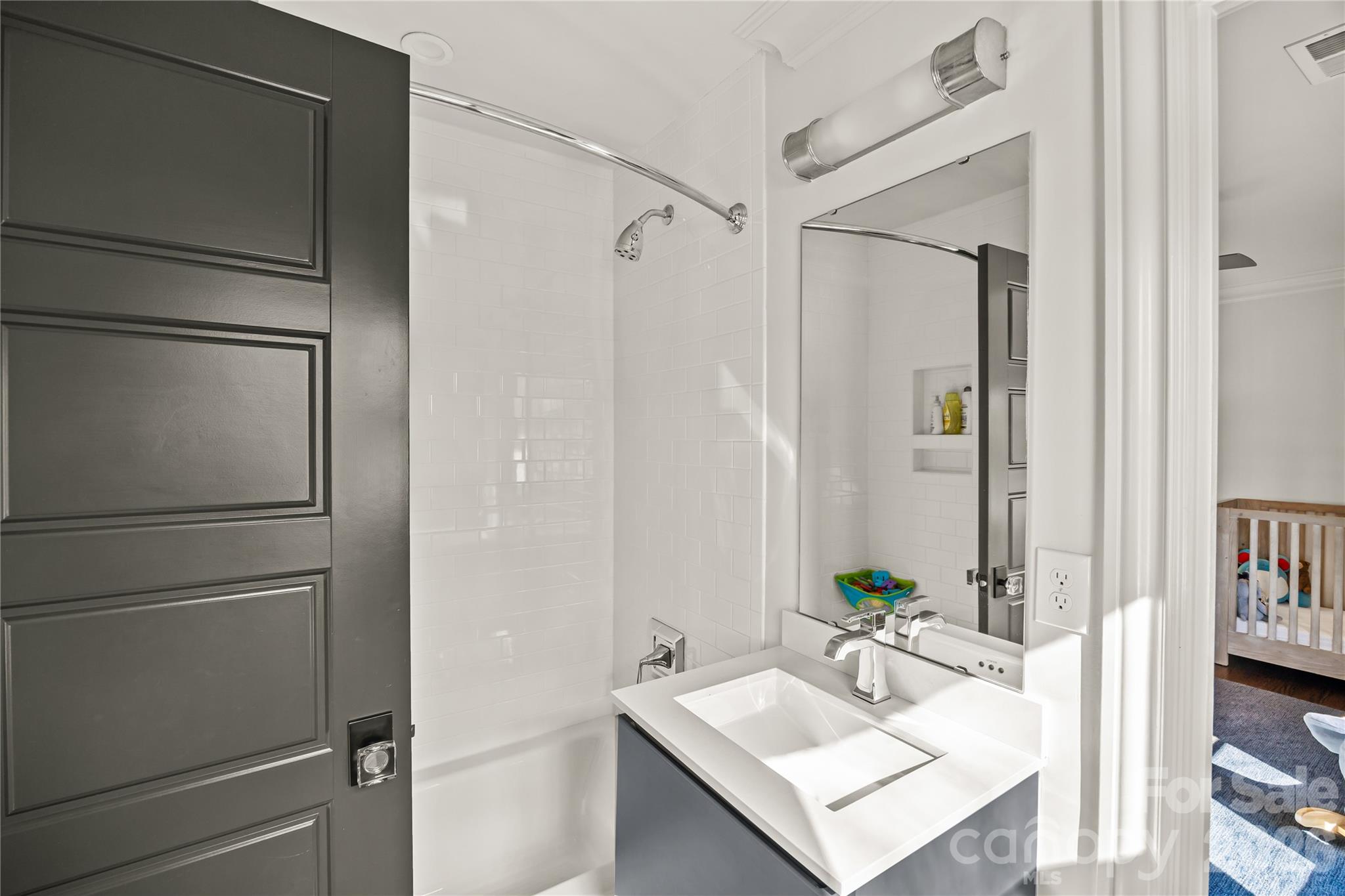 1935 Queens Road W