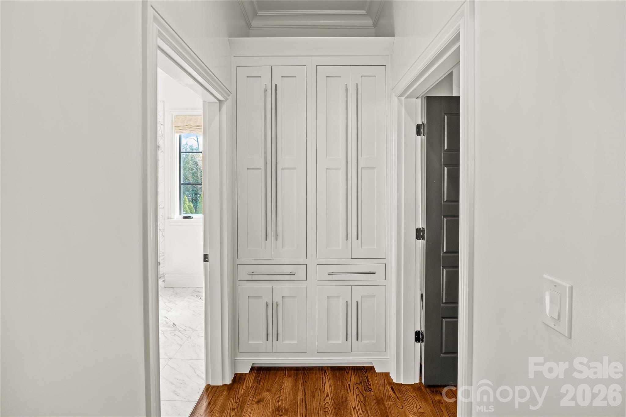 1935 Queens Road W