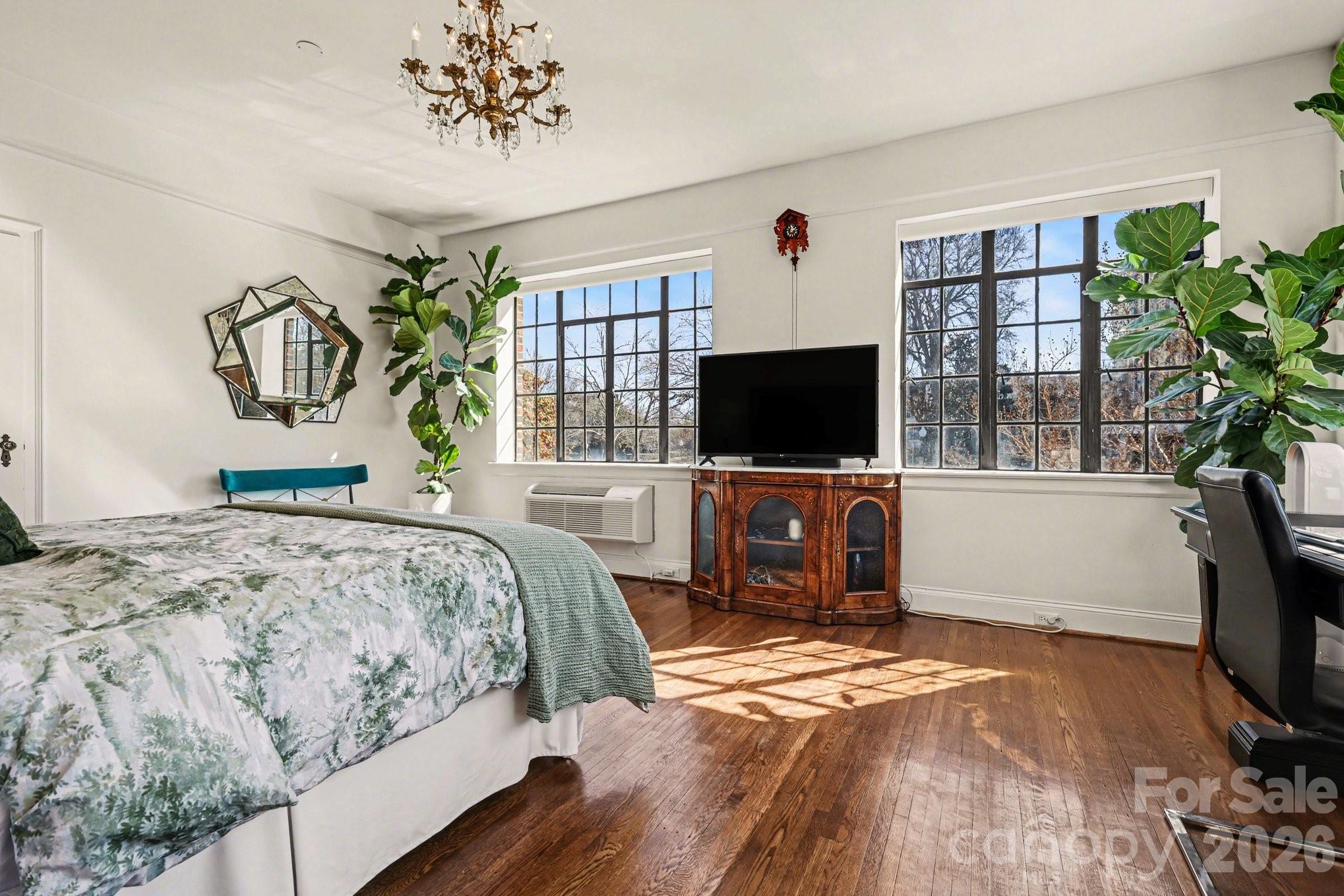 301 W 10th Street Unit: 202