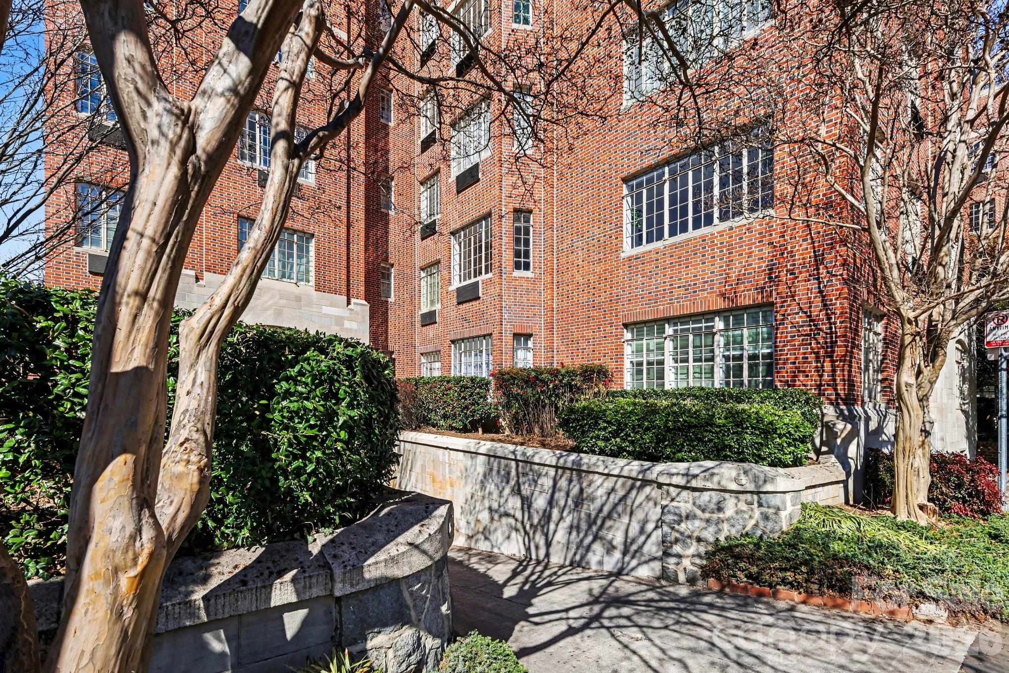 301 W 10th Street Unit: 202