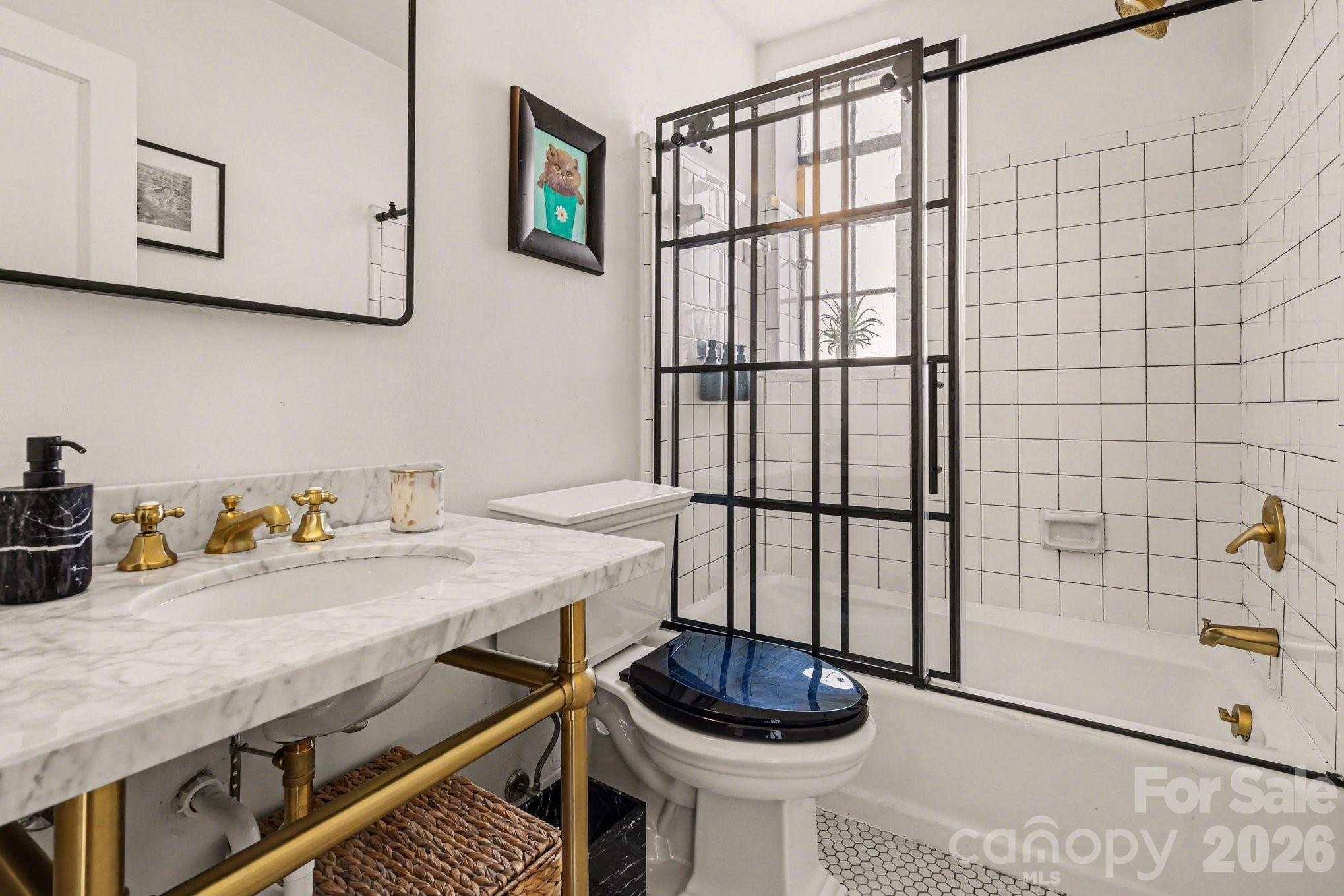 301 W 10th Street Unit: 202