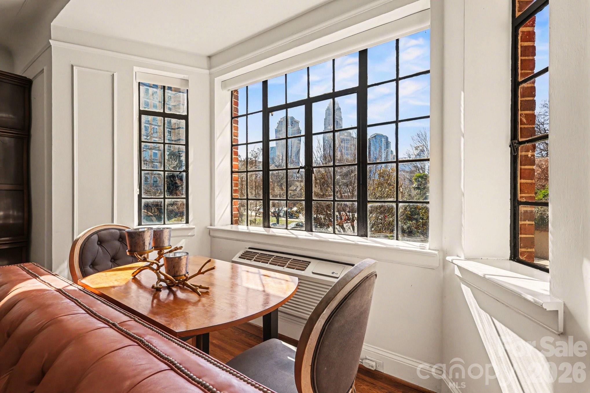 301 W 10th Street Unit: 202