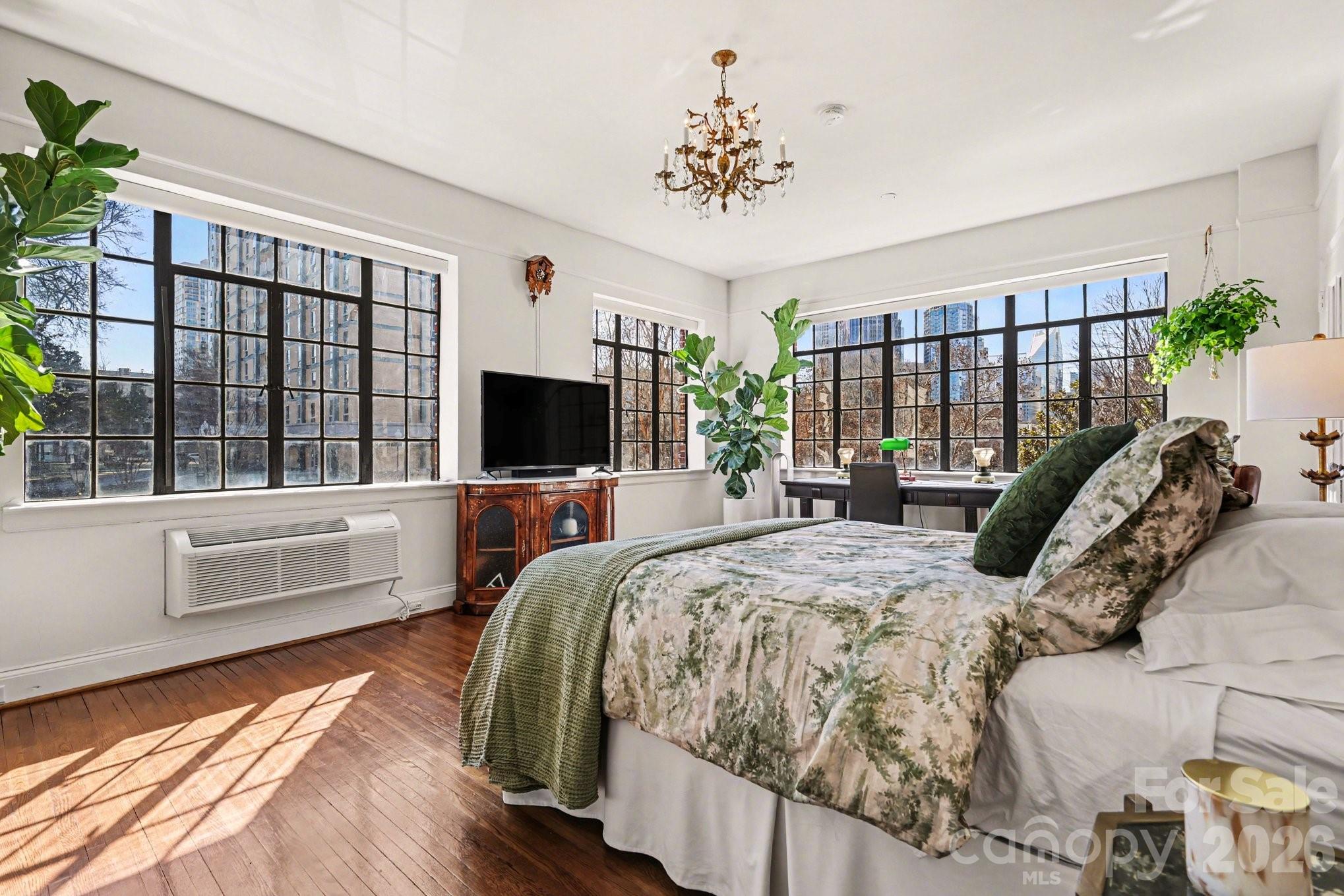 301 W 10th Street Unit: 202