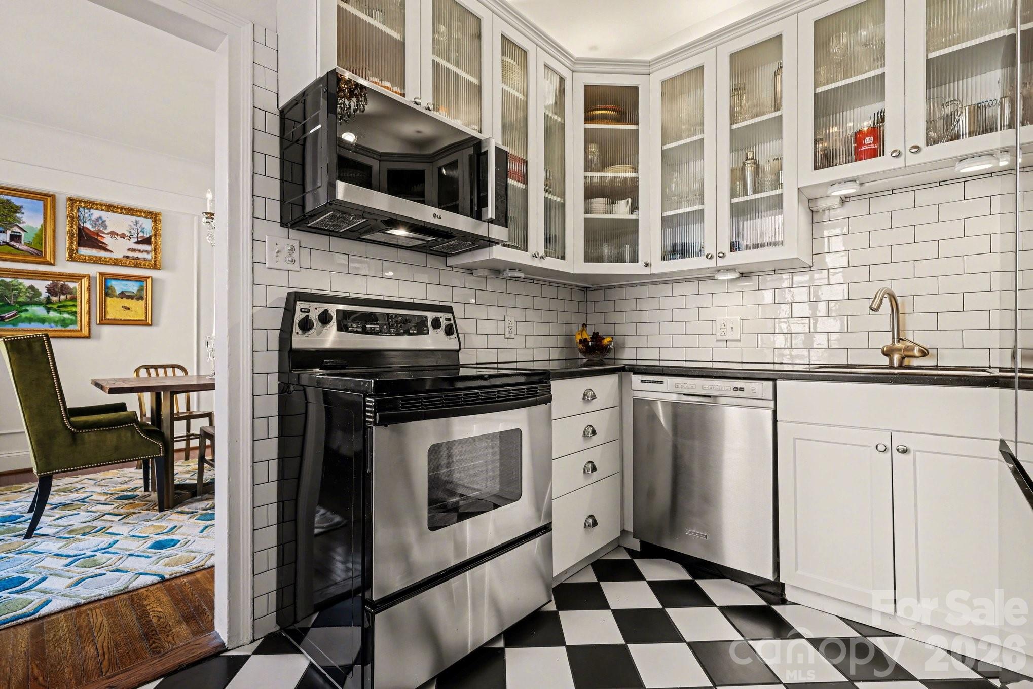 301 W 10th Street Unit: 202