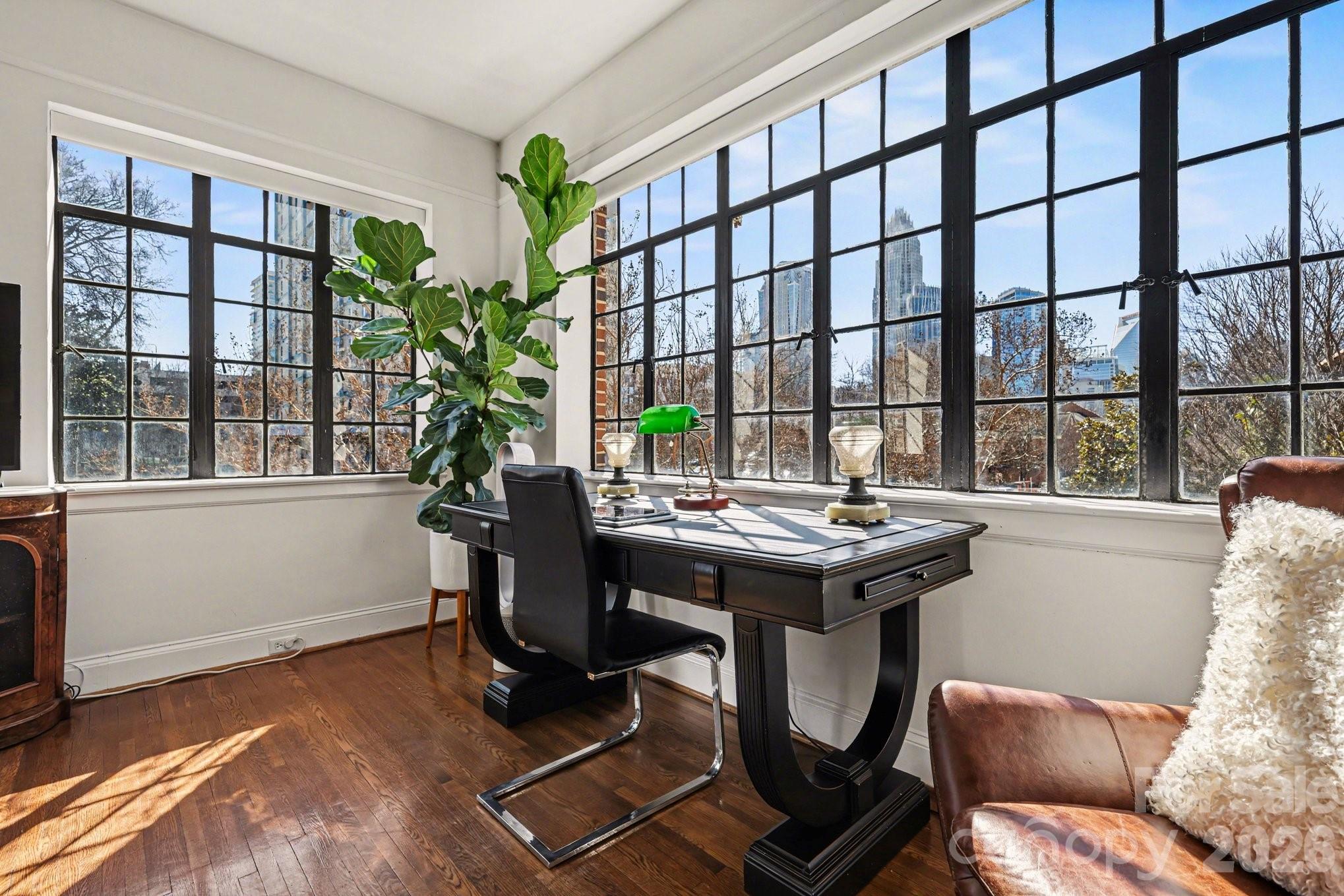 301 W 10th Street Unit: 202