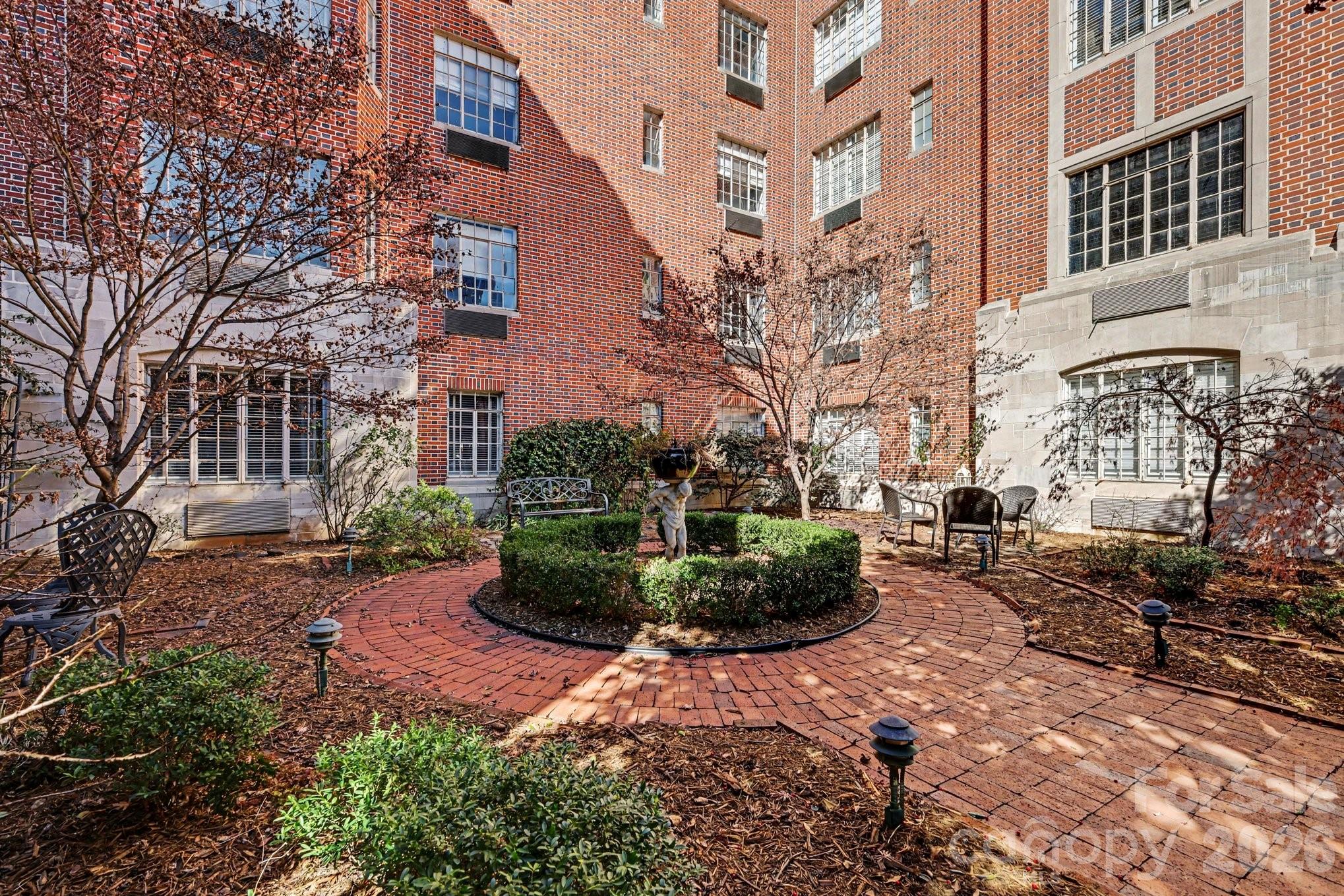 301 W 10th Street Unit: 202
