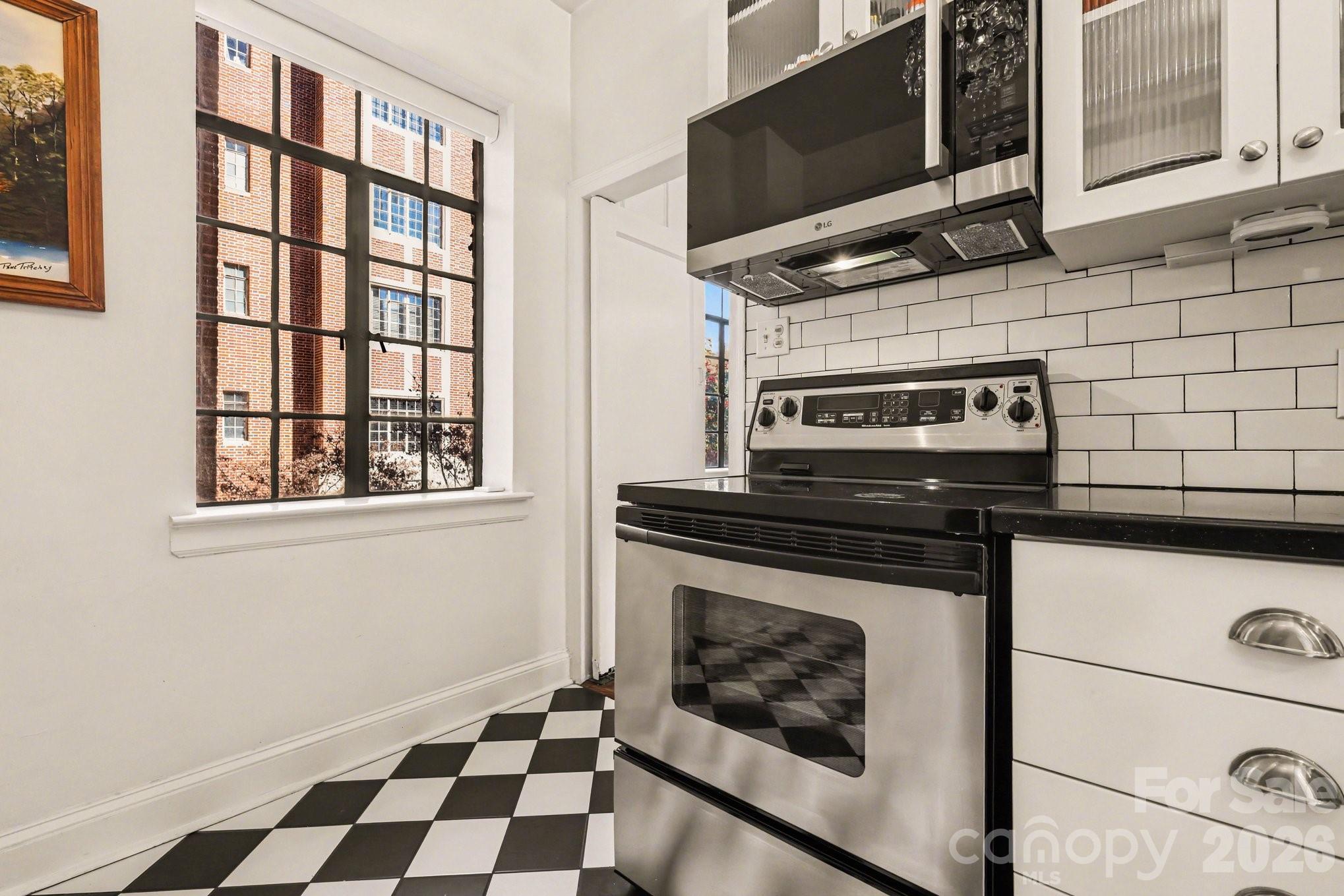 301 W 10th Street Unit: 202