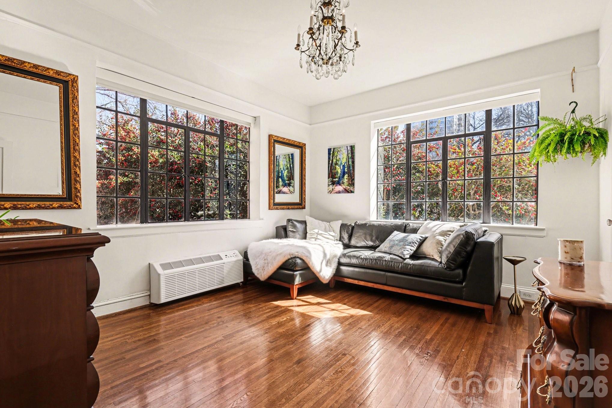 301 W 10th Street Unit: 202