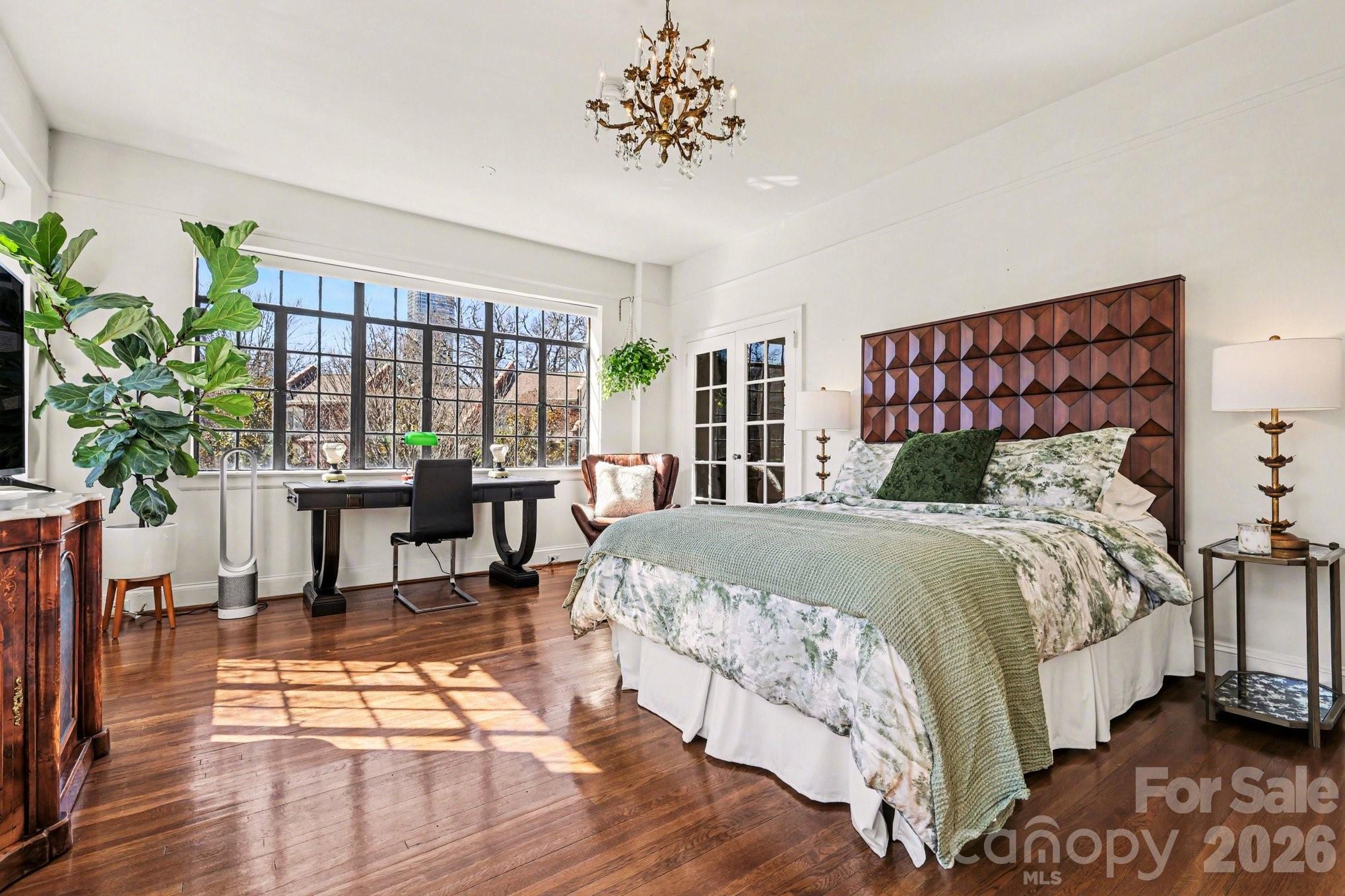 301 W 10th Street Unit: 202