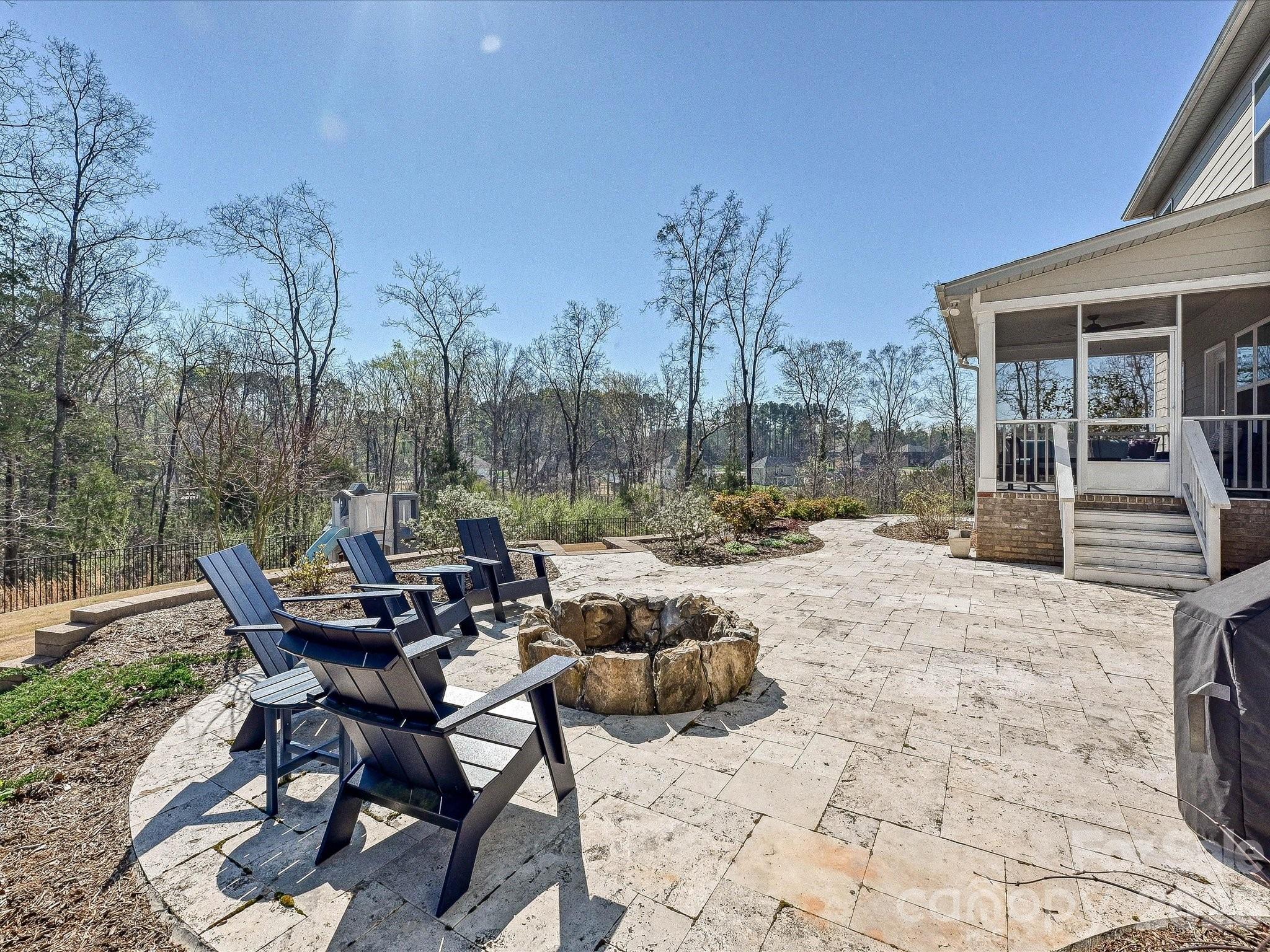 1052 Lakefront Woods
