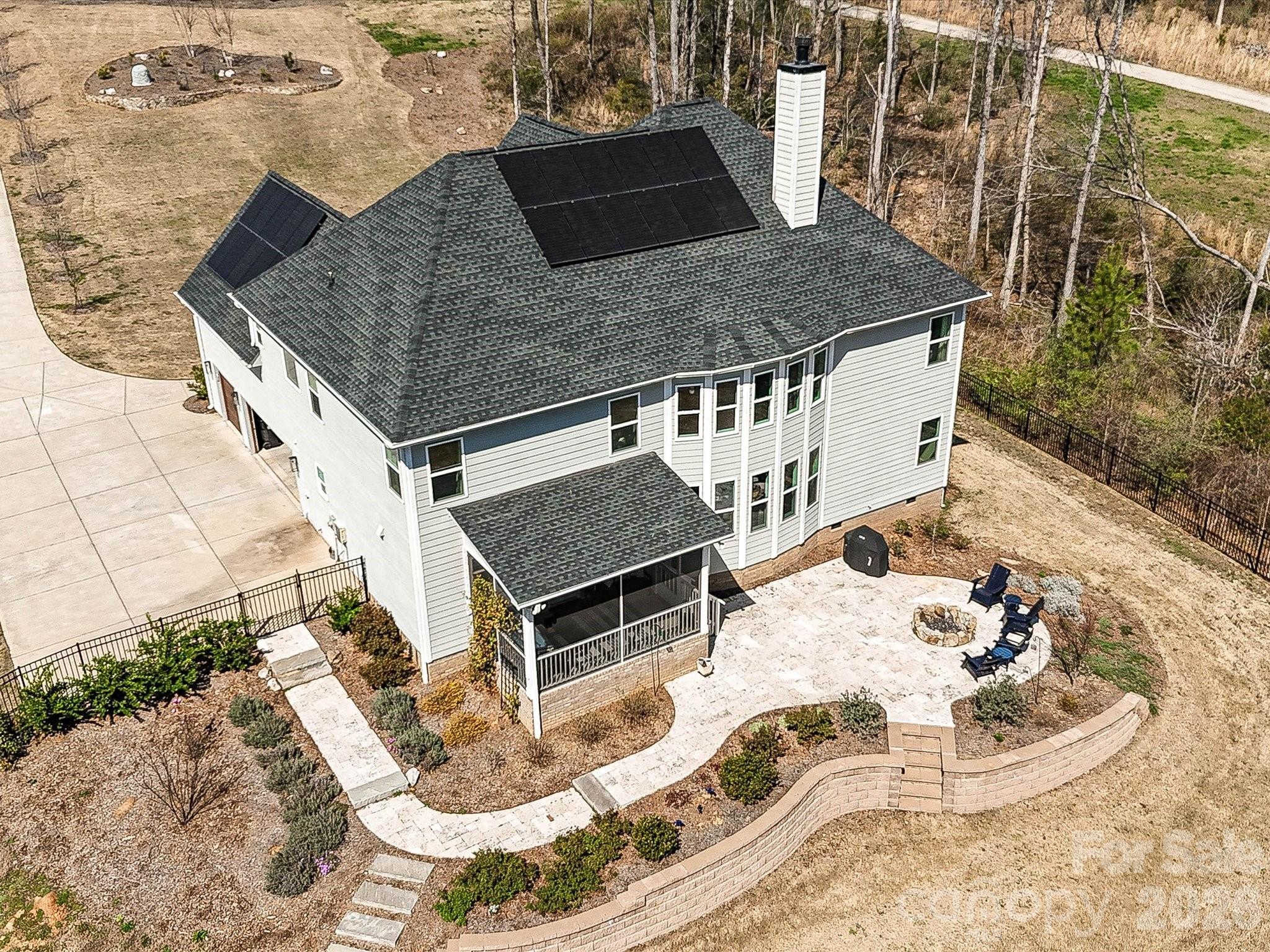 1052 Lakefront Woods