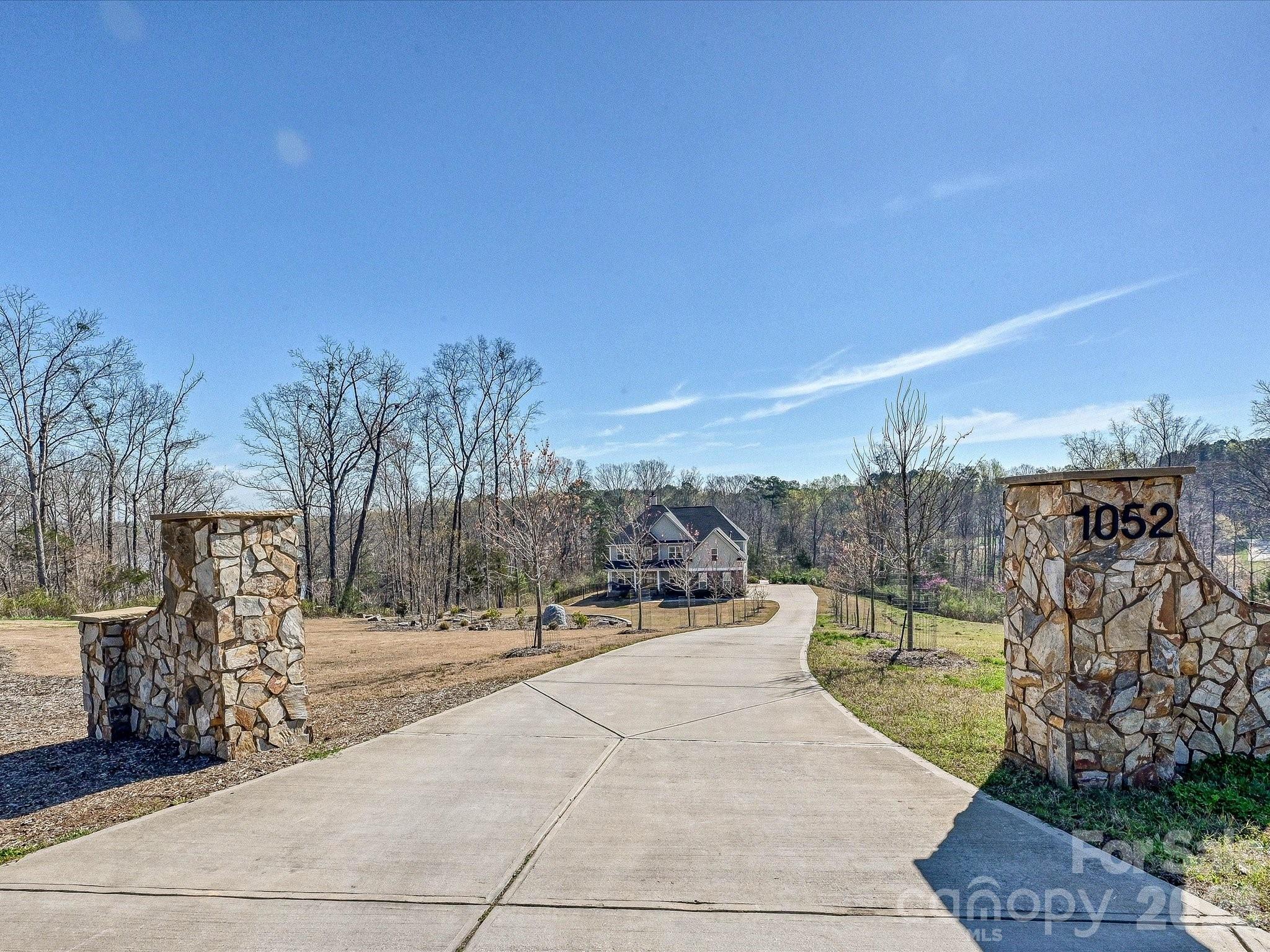 1052 Lakefront Woods
