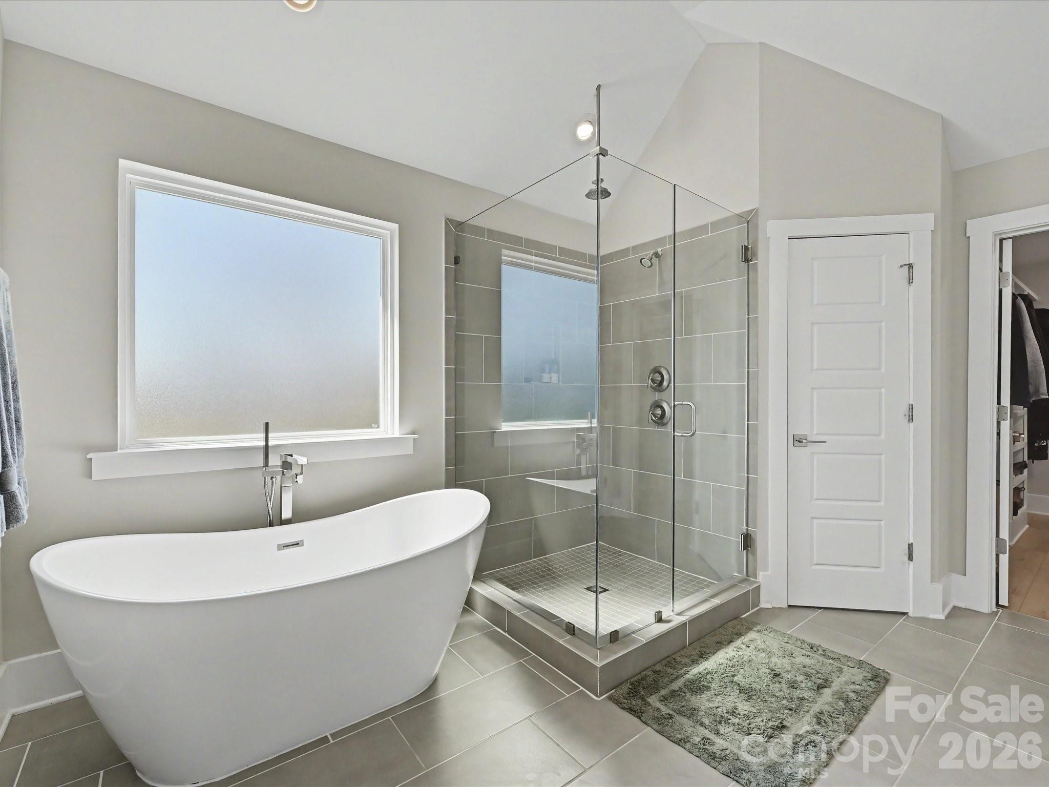 1052 Lakefront Woods