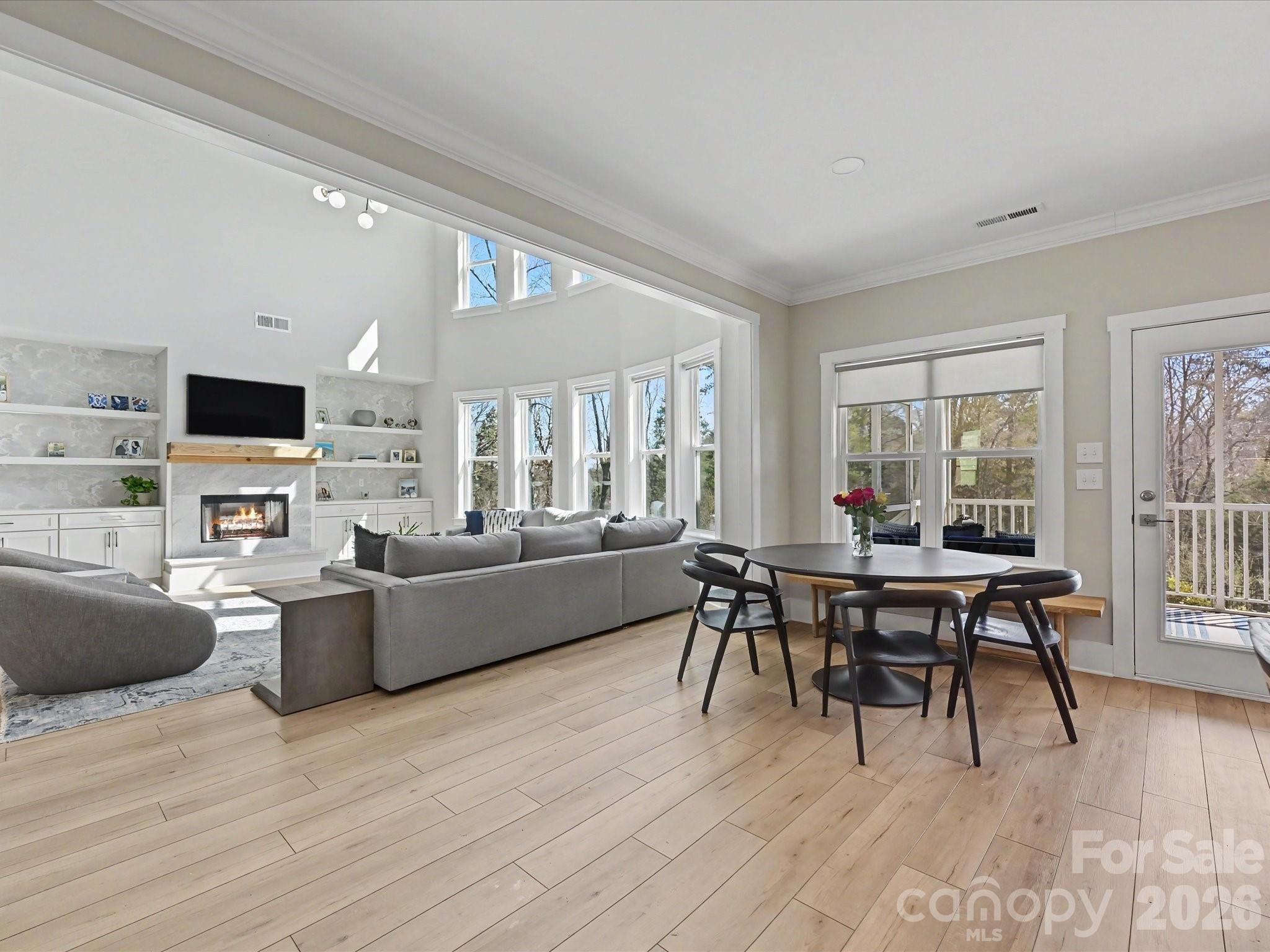 1052 Lakefront Woods