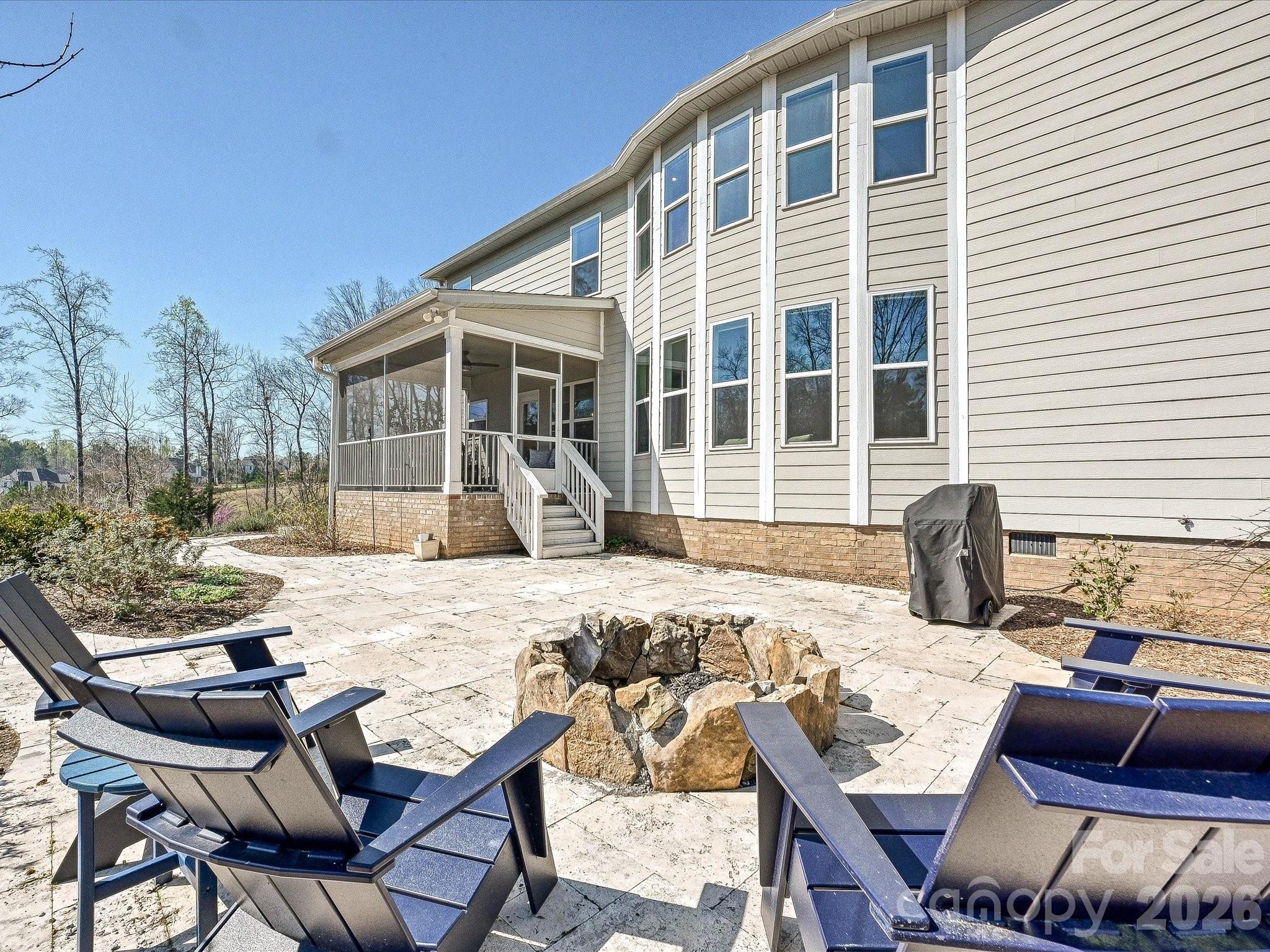 1052 Lakefront Woods