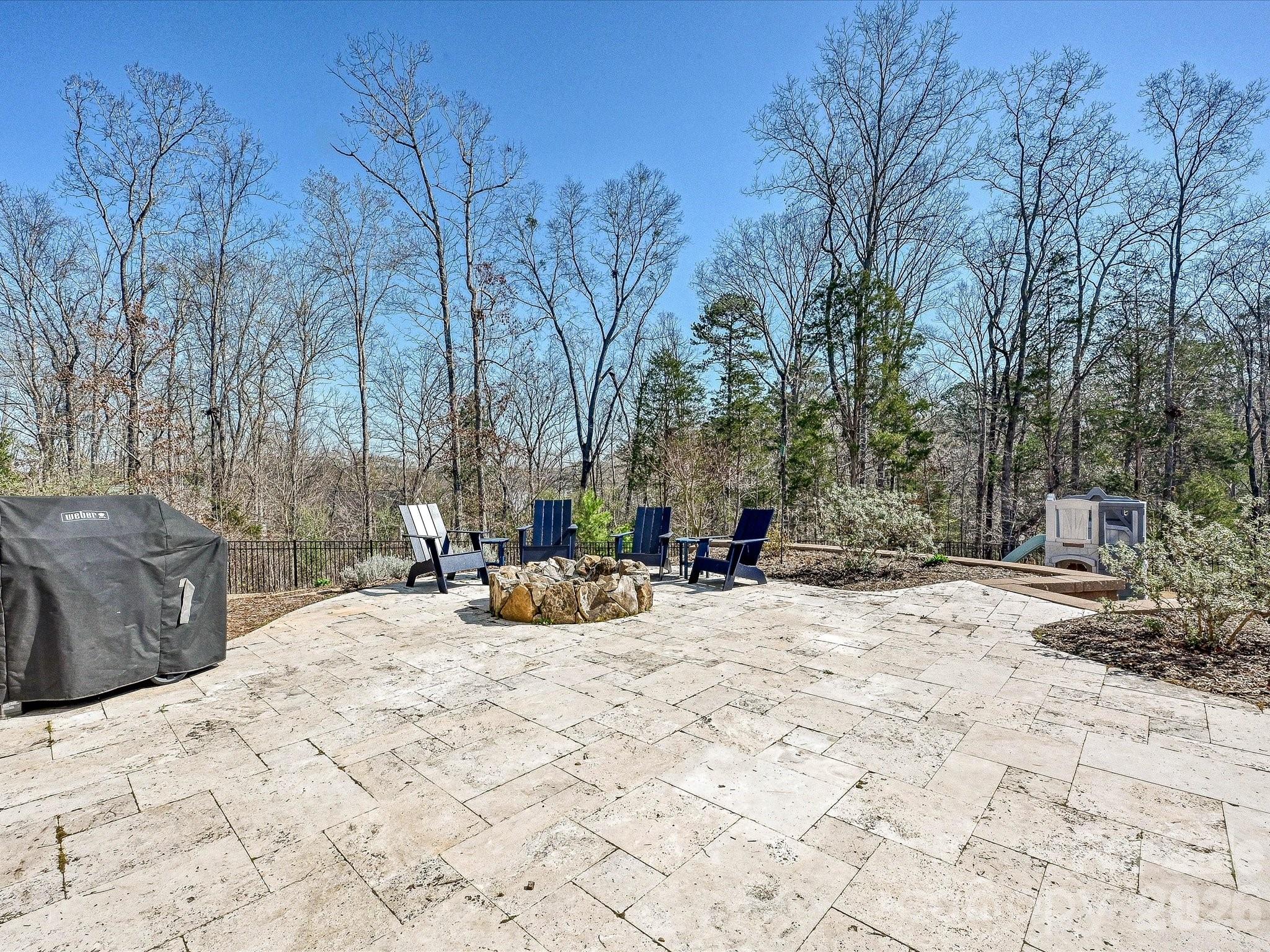 1052 Lakefront Woods