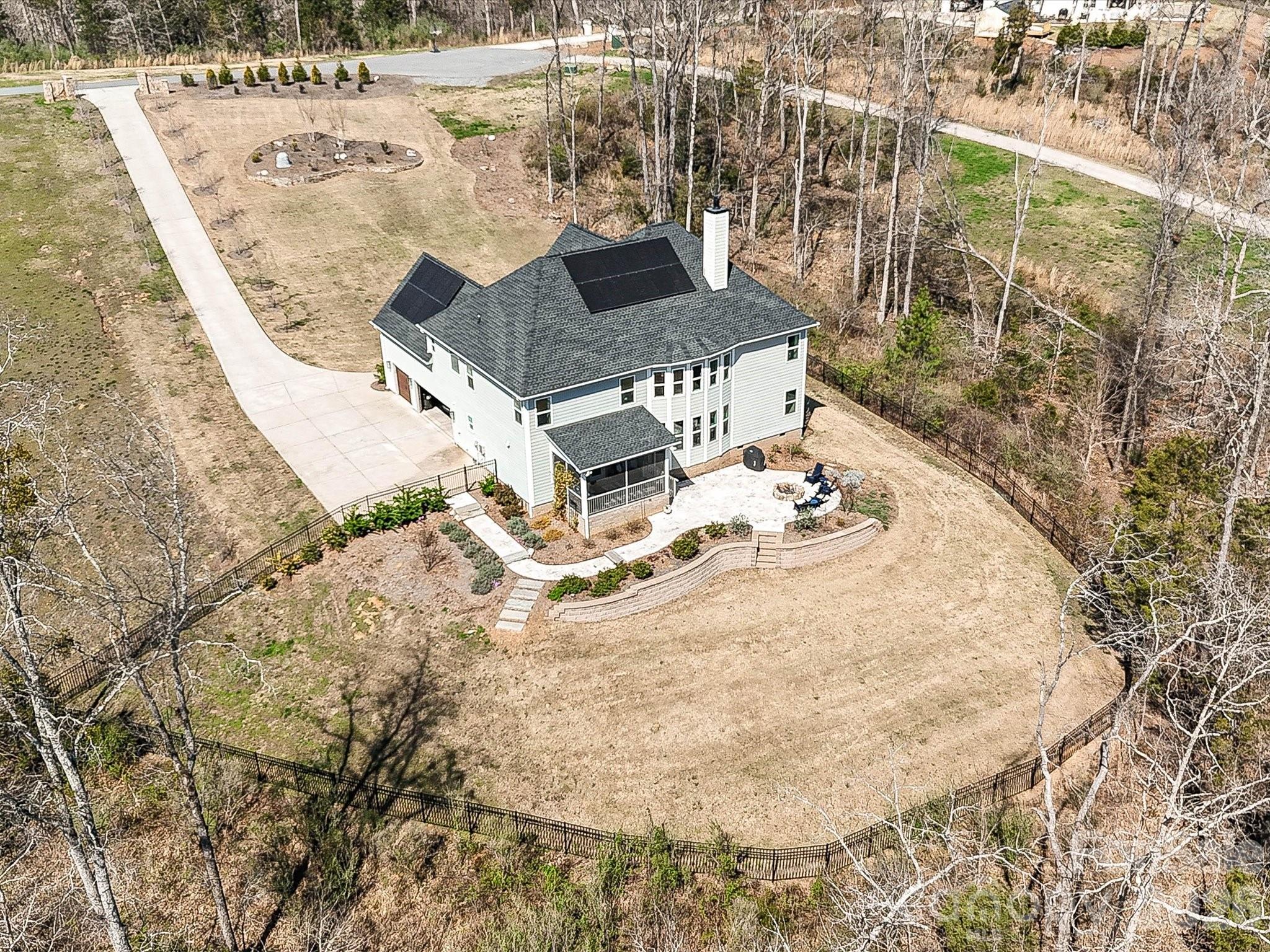 1052 Lakefront Woods