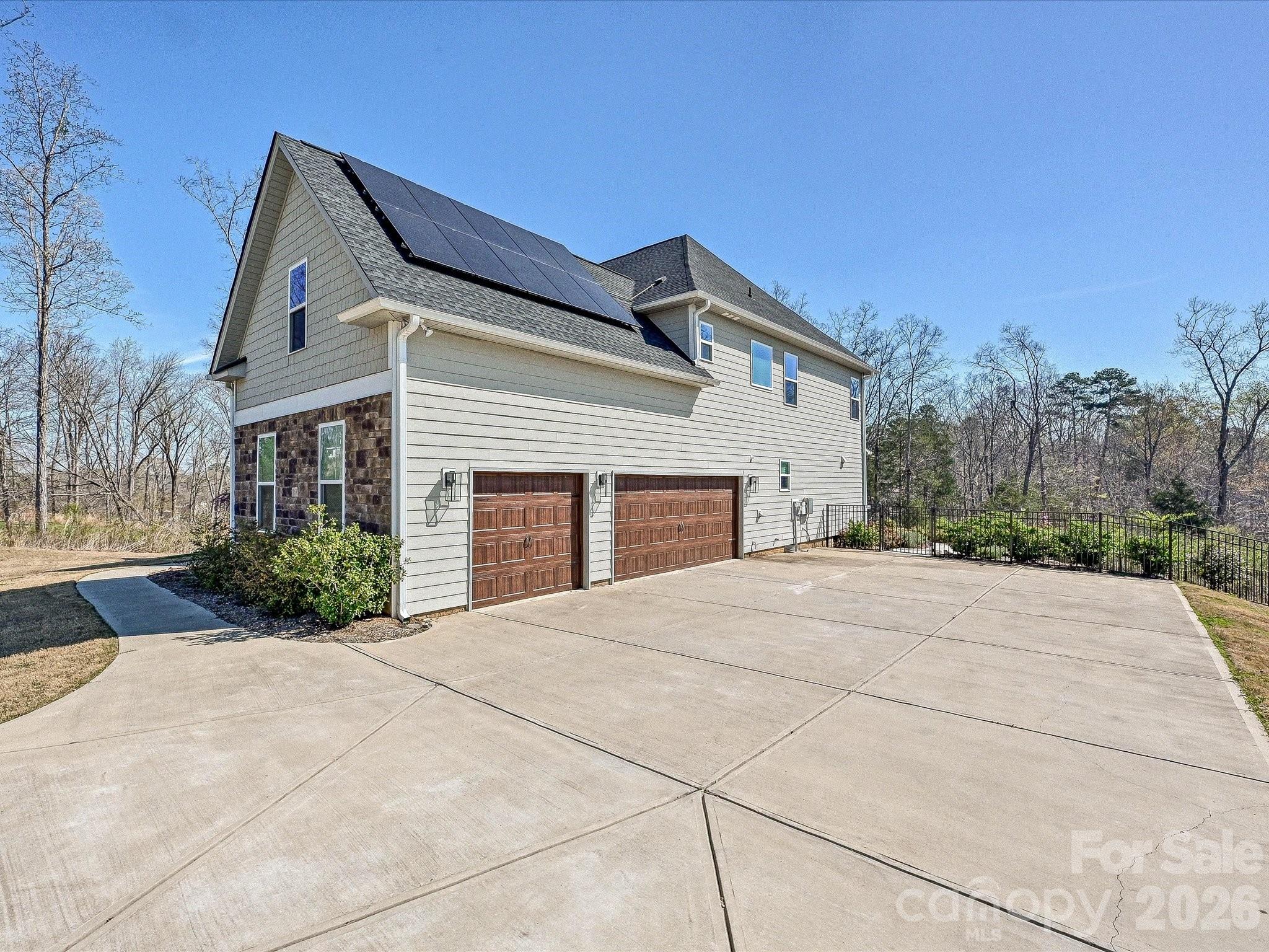 1052 Lakefront Woods
