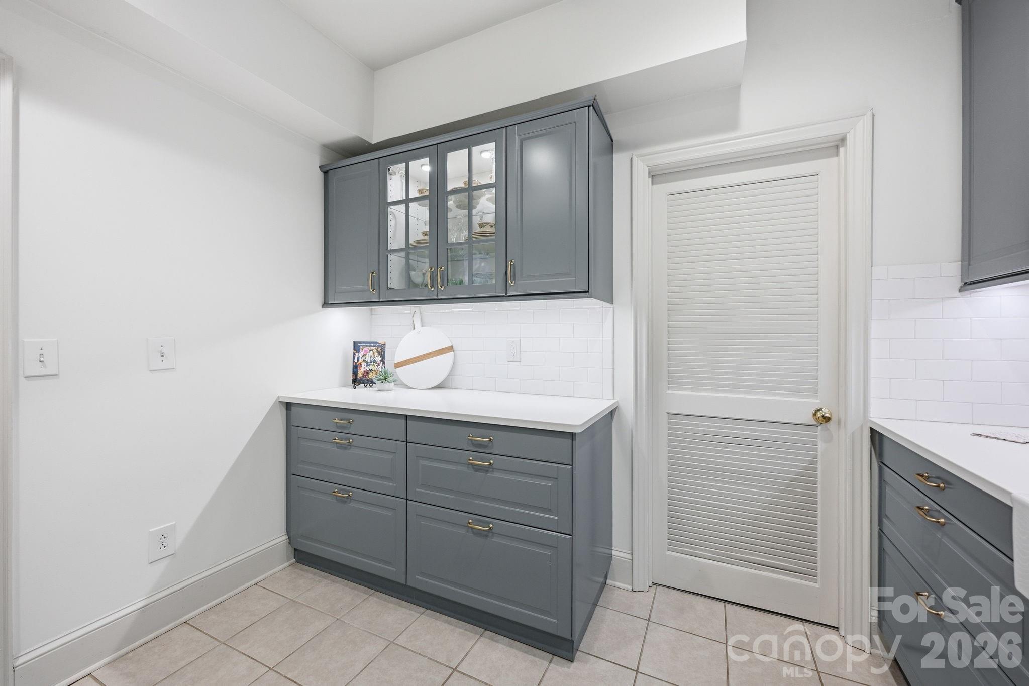 2440 Selwyn Avenue Unit: B