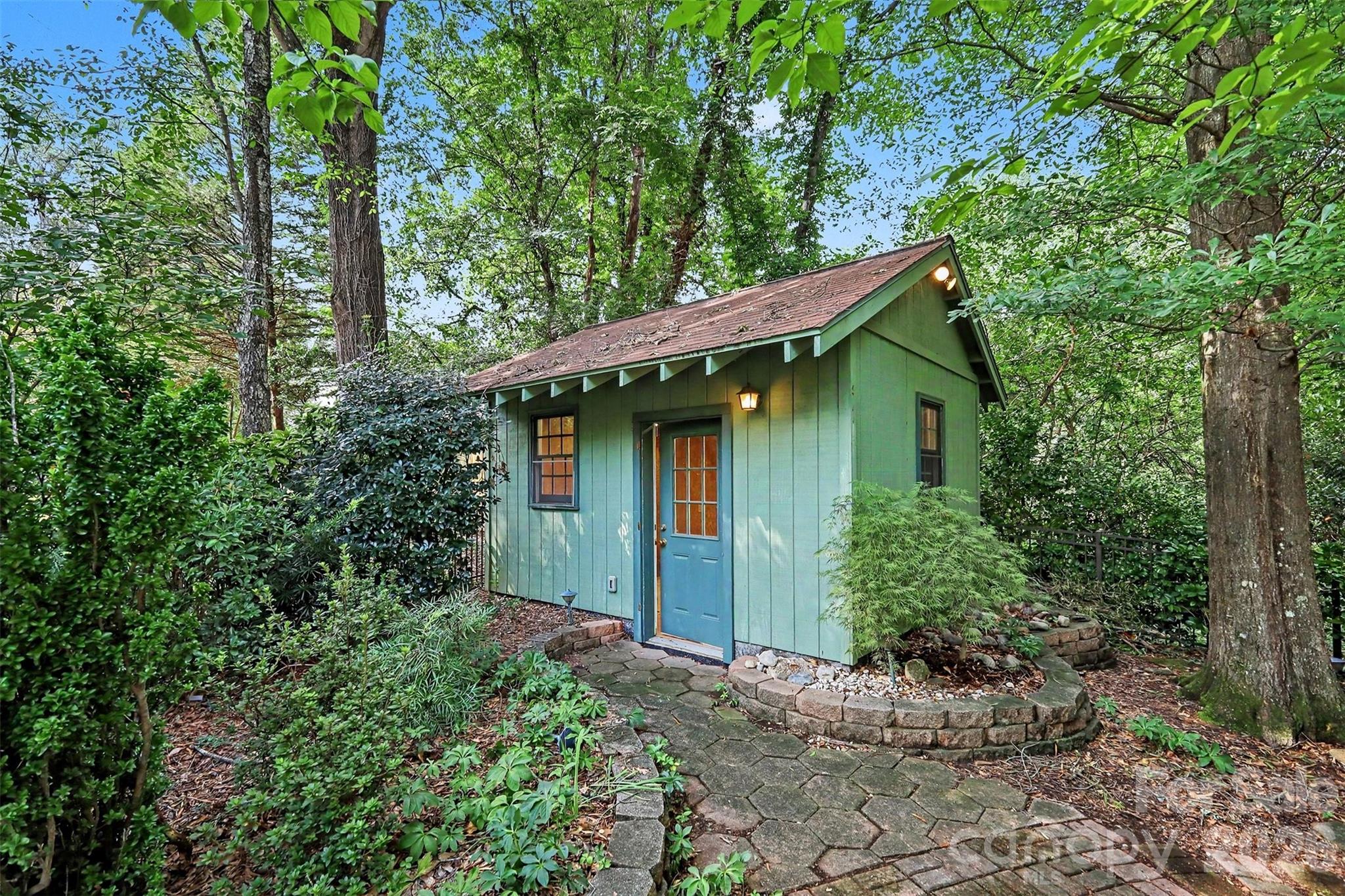 6122 Yellowood Road