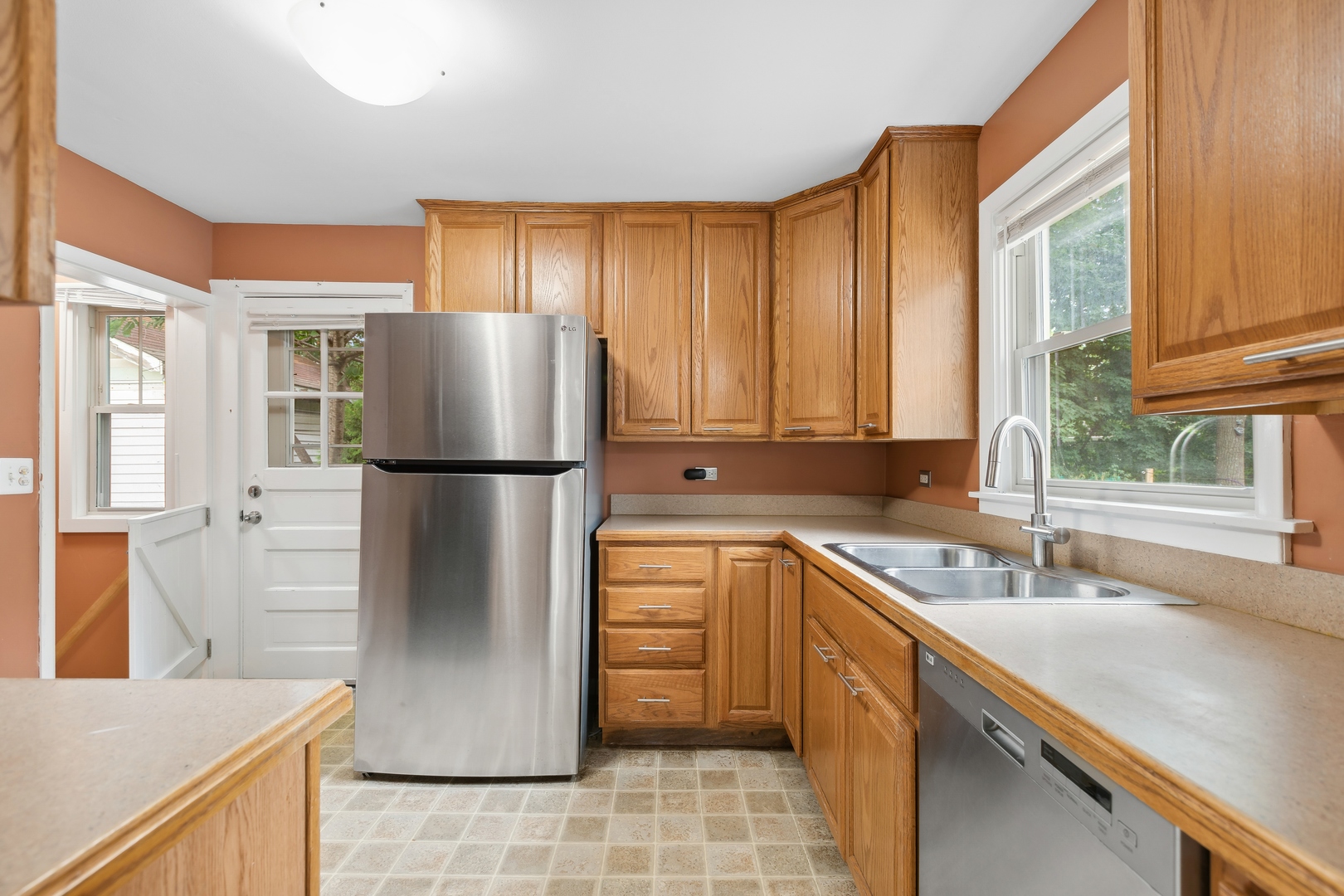 113 S 6TH Street