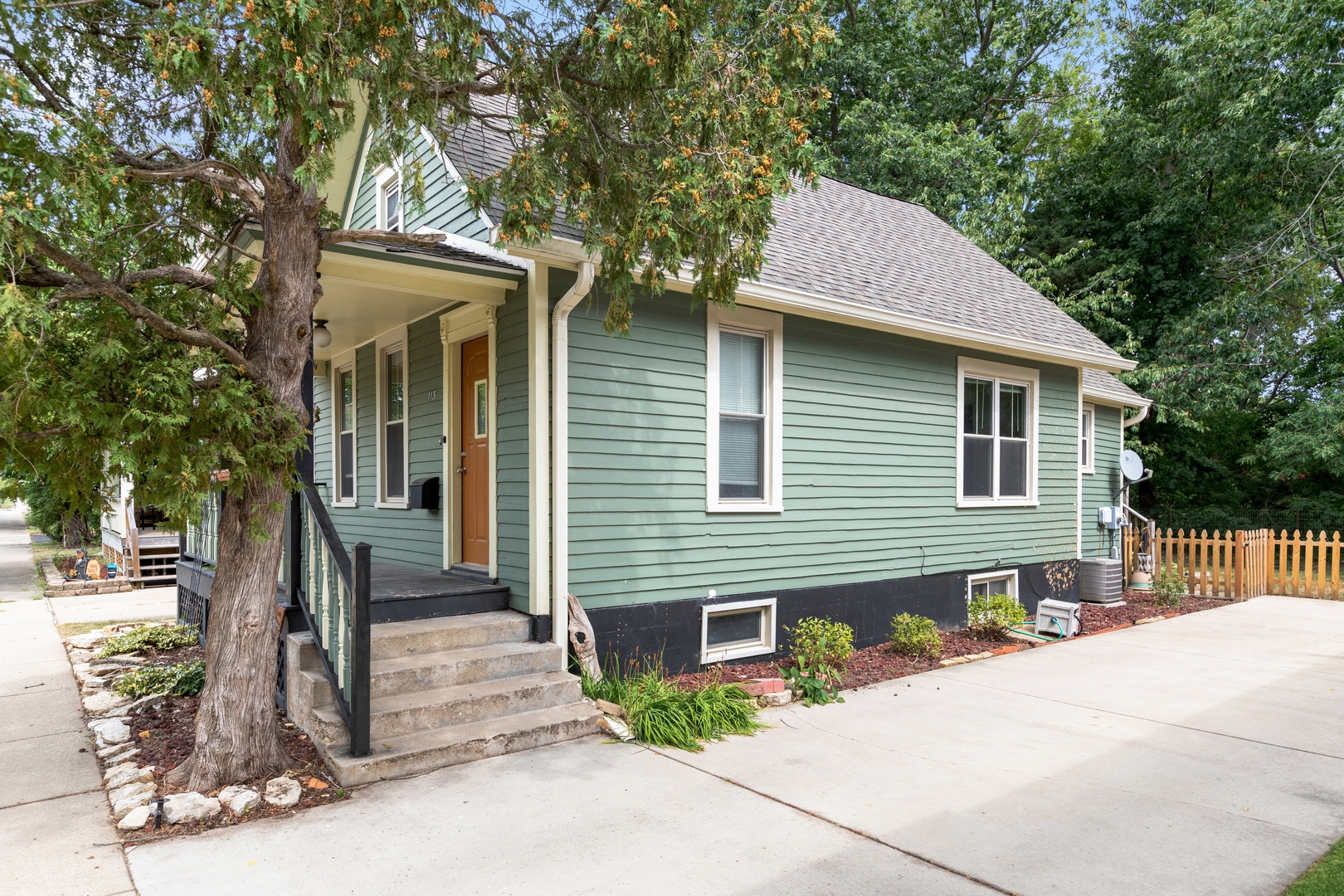 113 S 6TH Street