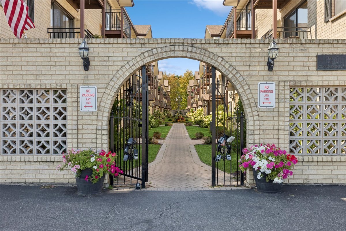 5143 N East River Road Unit: 152B