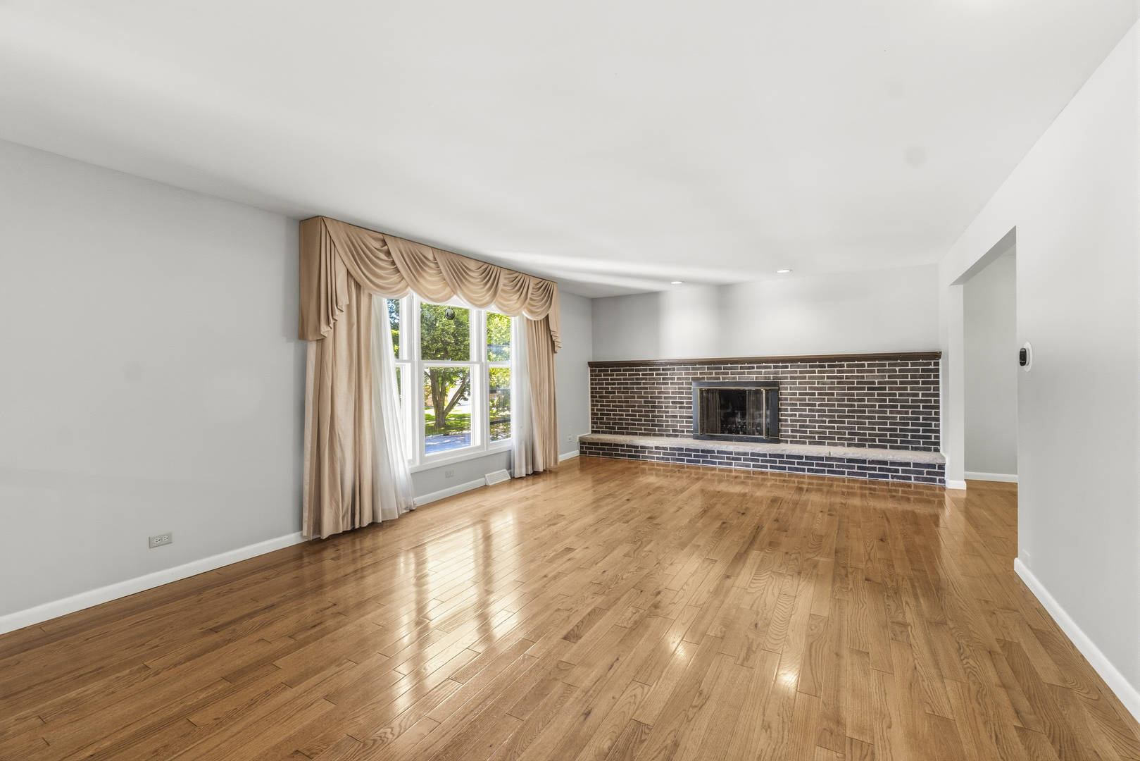 933 W Gilbert Avenue