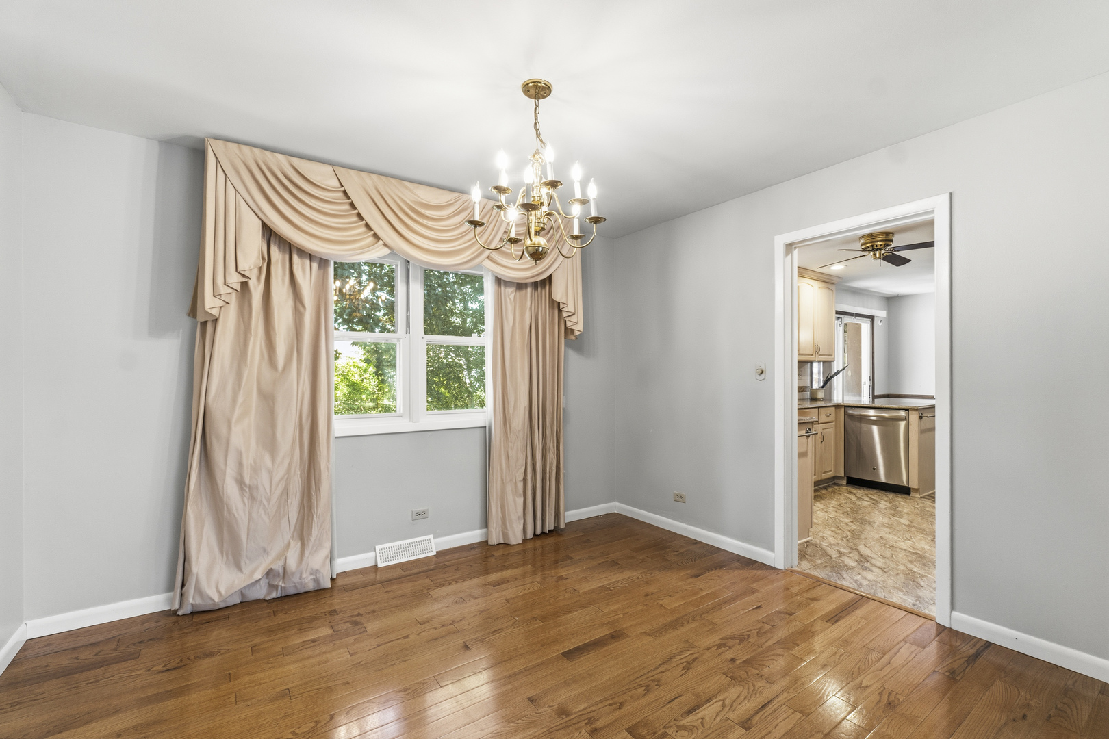 933 W Gilbert Avenue