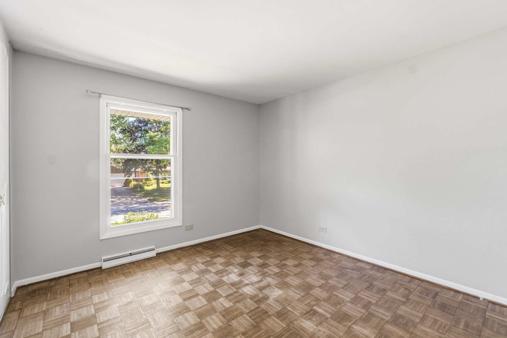 933 W Gilbert Avenue