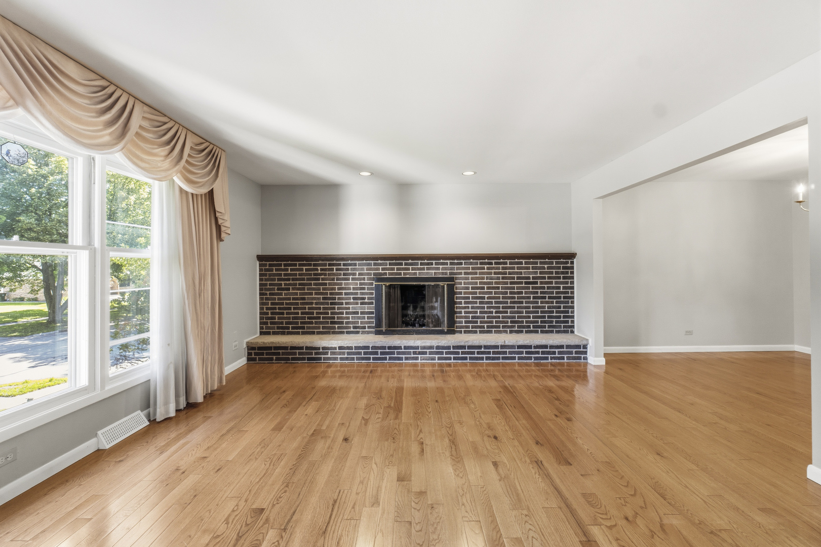 933 W Gilbert Avenue