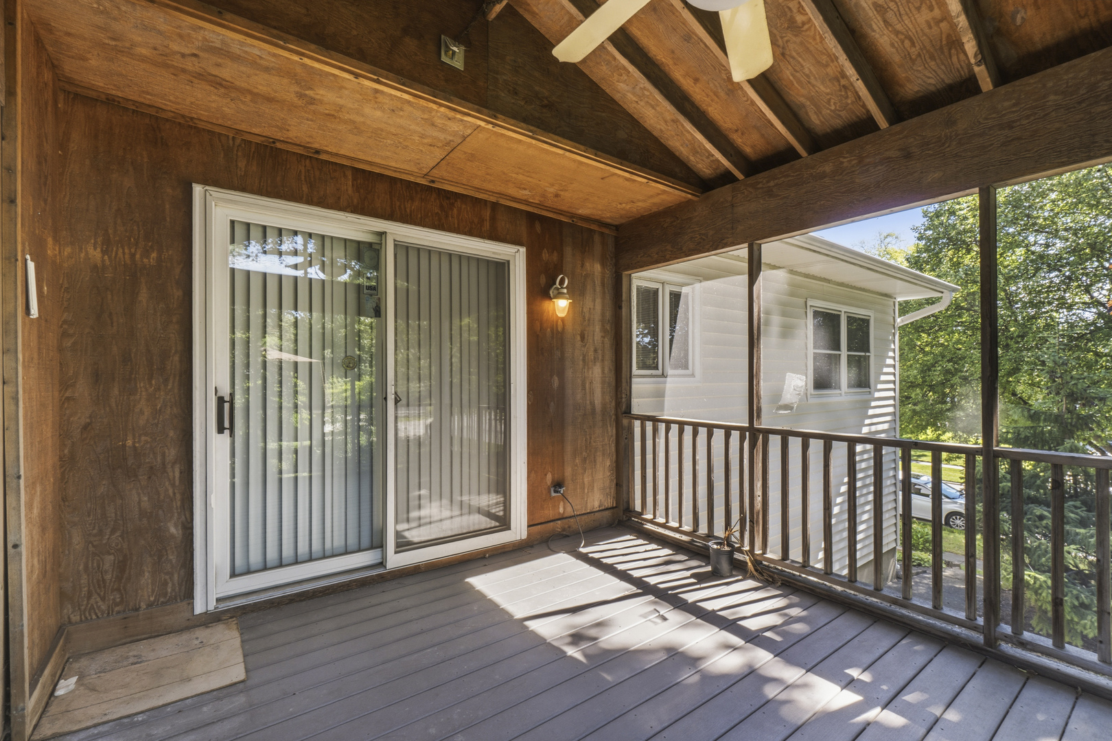 933 W Gilbert Avenue
