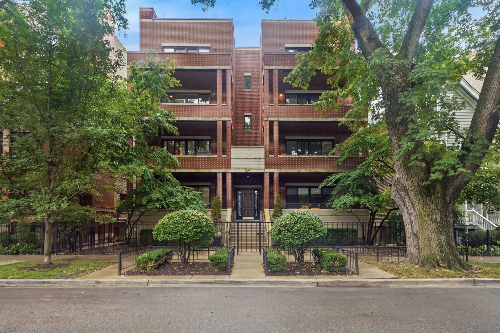 639 W Briar Place Unit: 3E