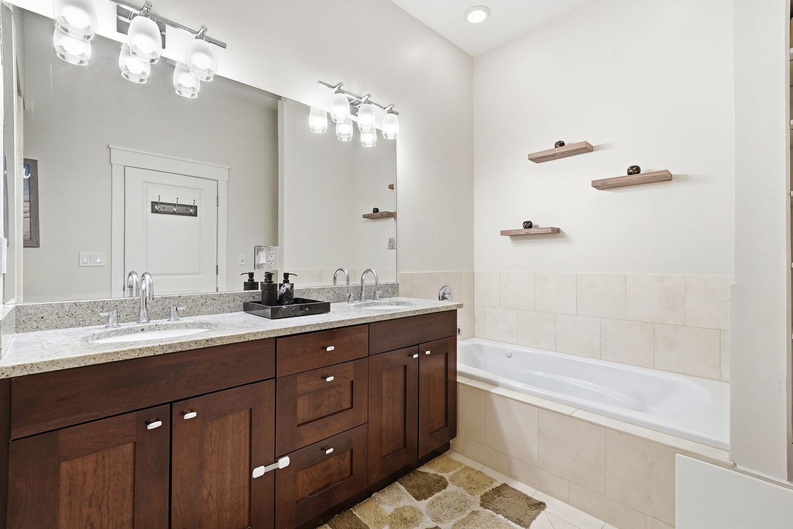 639 W Briar Place Unit: 3E