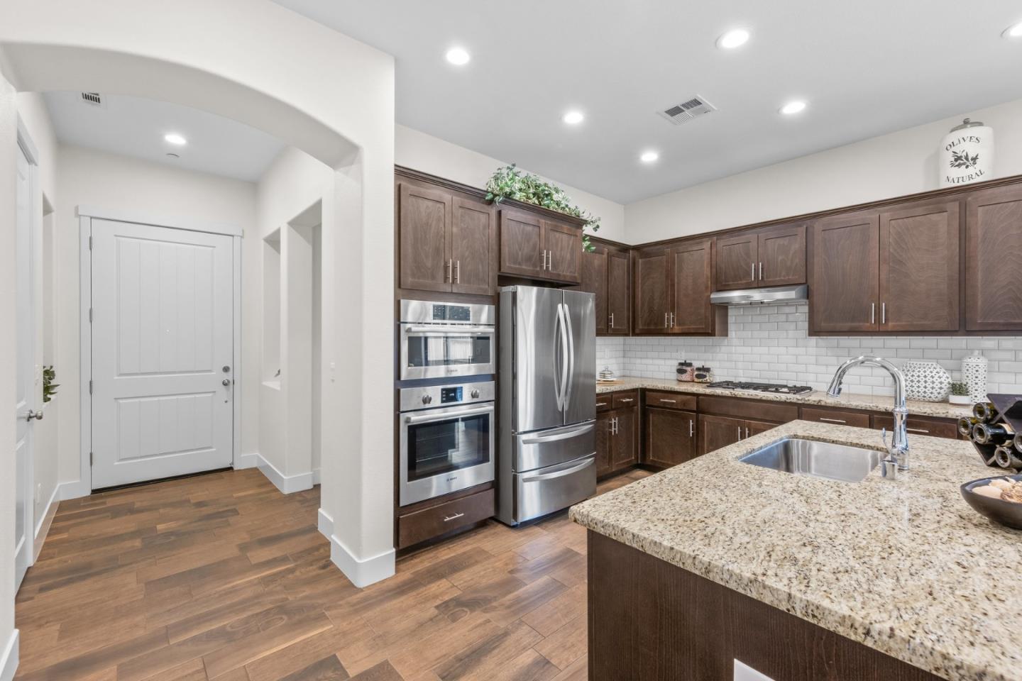 1605 Goldenstar Court