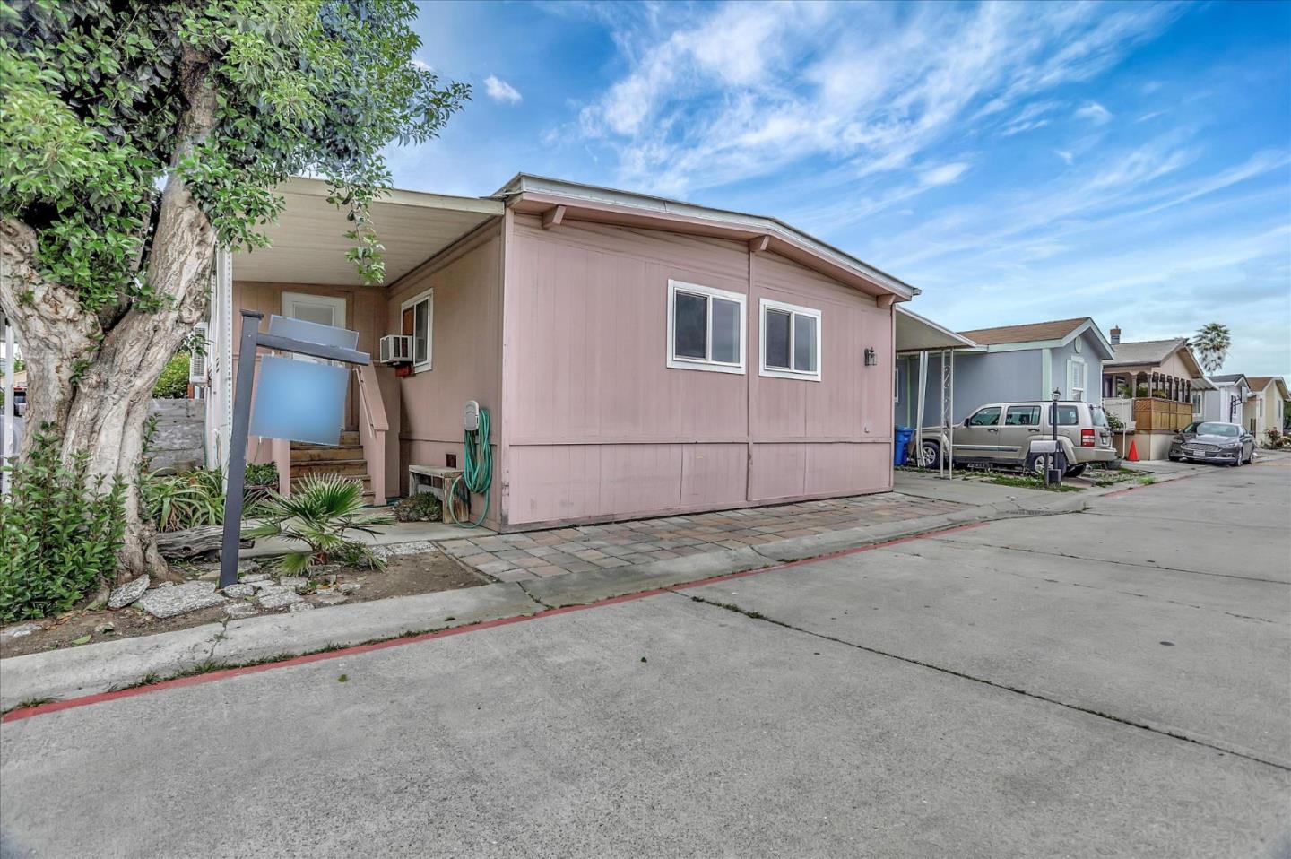 182 Elm DR 182