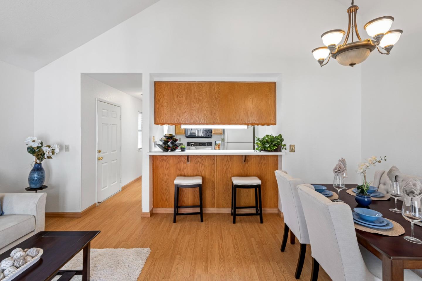 727 Mei DR