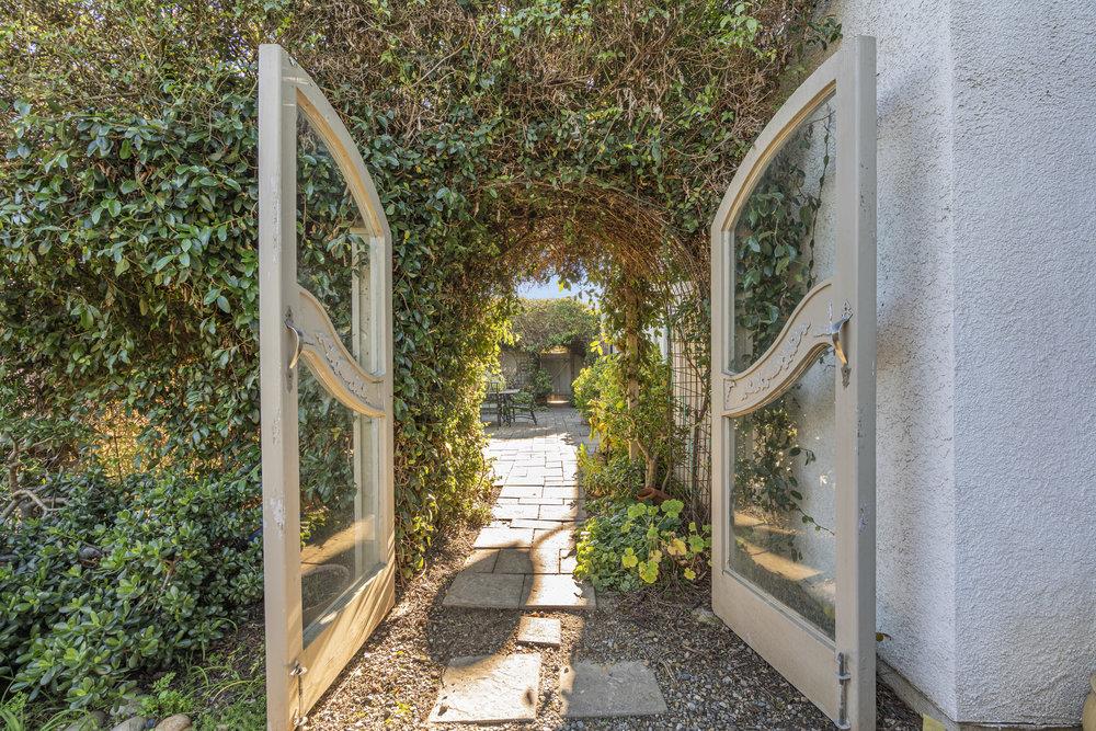 310 Via Vaquero Norte