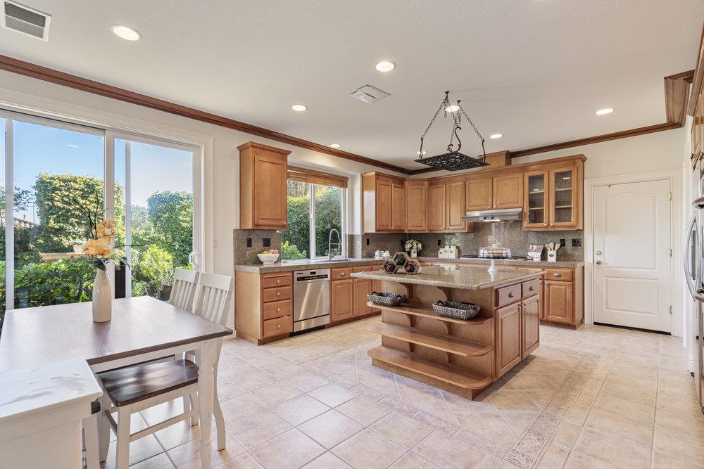 310 Via Vaquero Norte