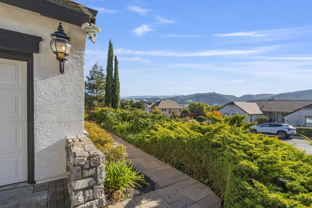 310 Via Vaquero Norte