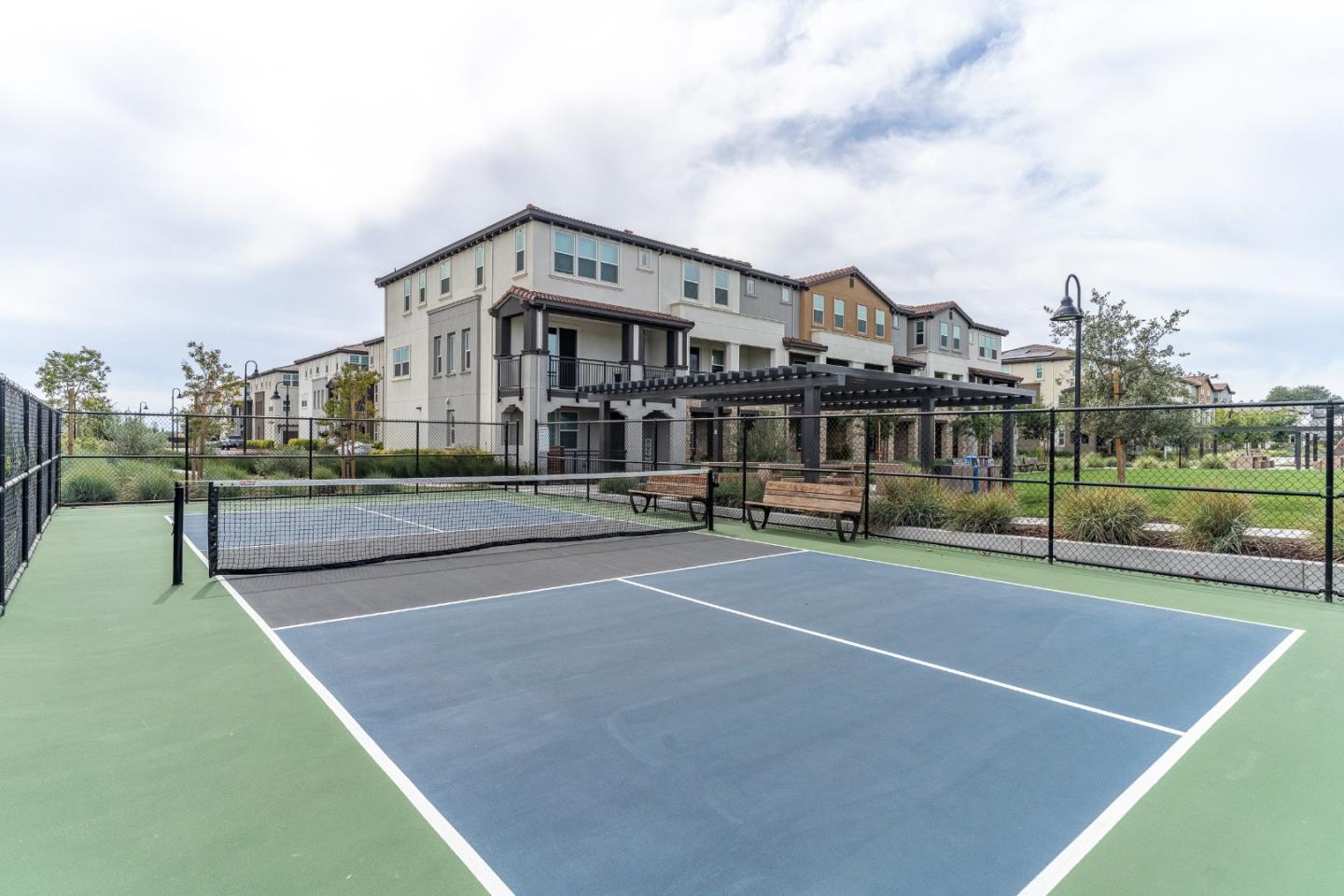 935 Loyola LN