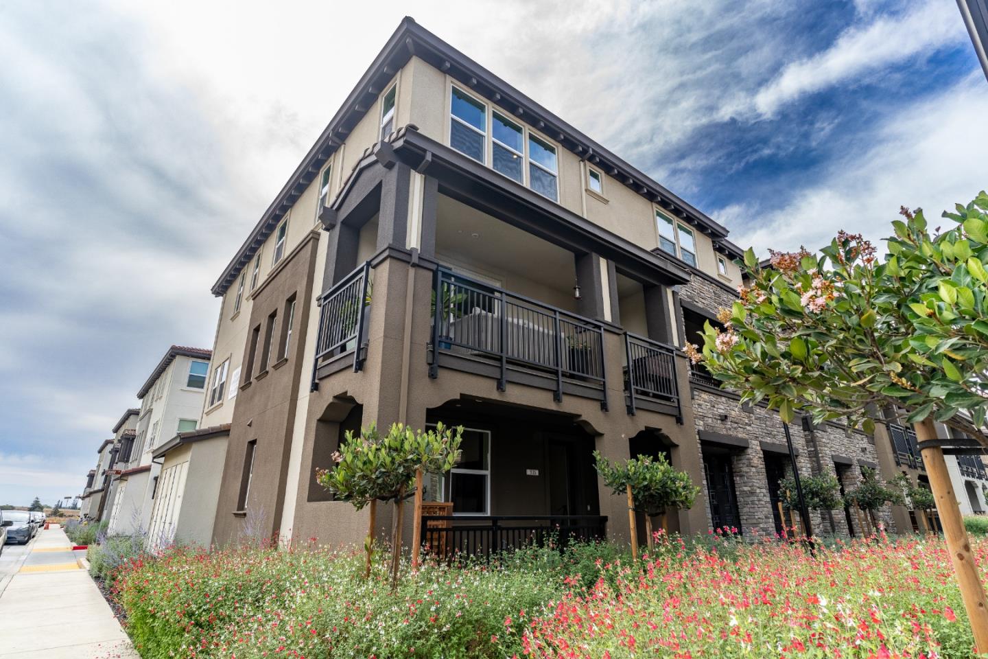 935 Loyola LN