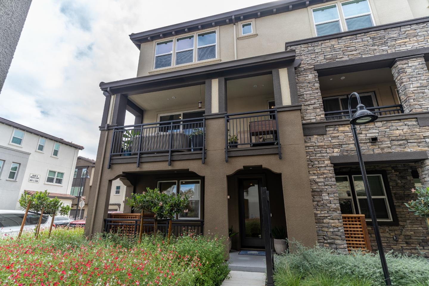935 Loyola LN