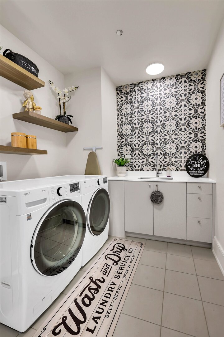 21 N May Street Unit: 501