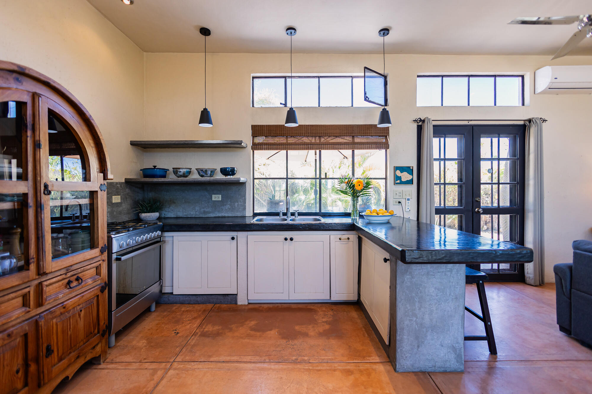 Camino Internacional, Casa Leo