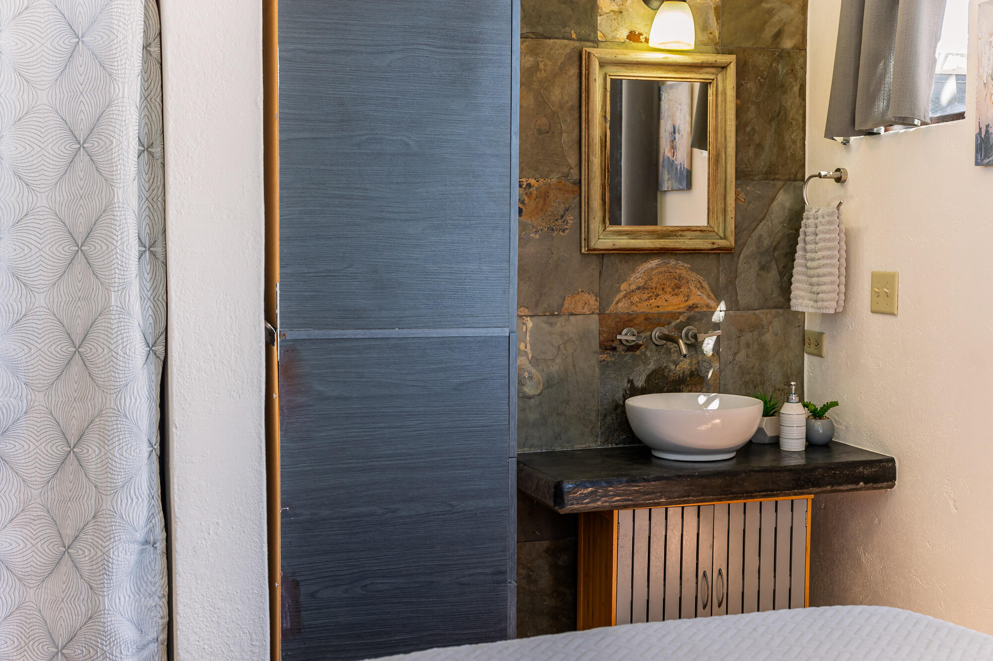 Camino Internacional, Casa Leo