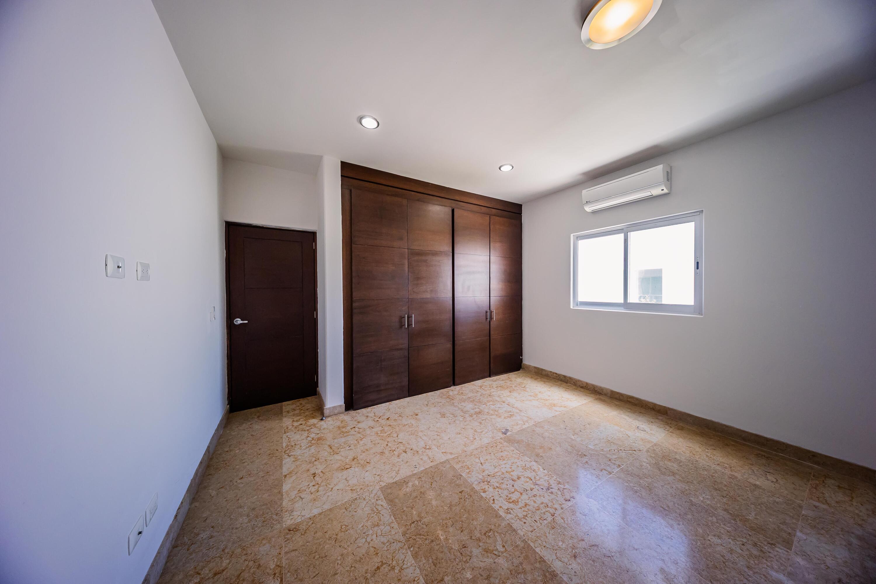 2, Casa Puerta Azul