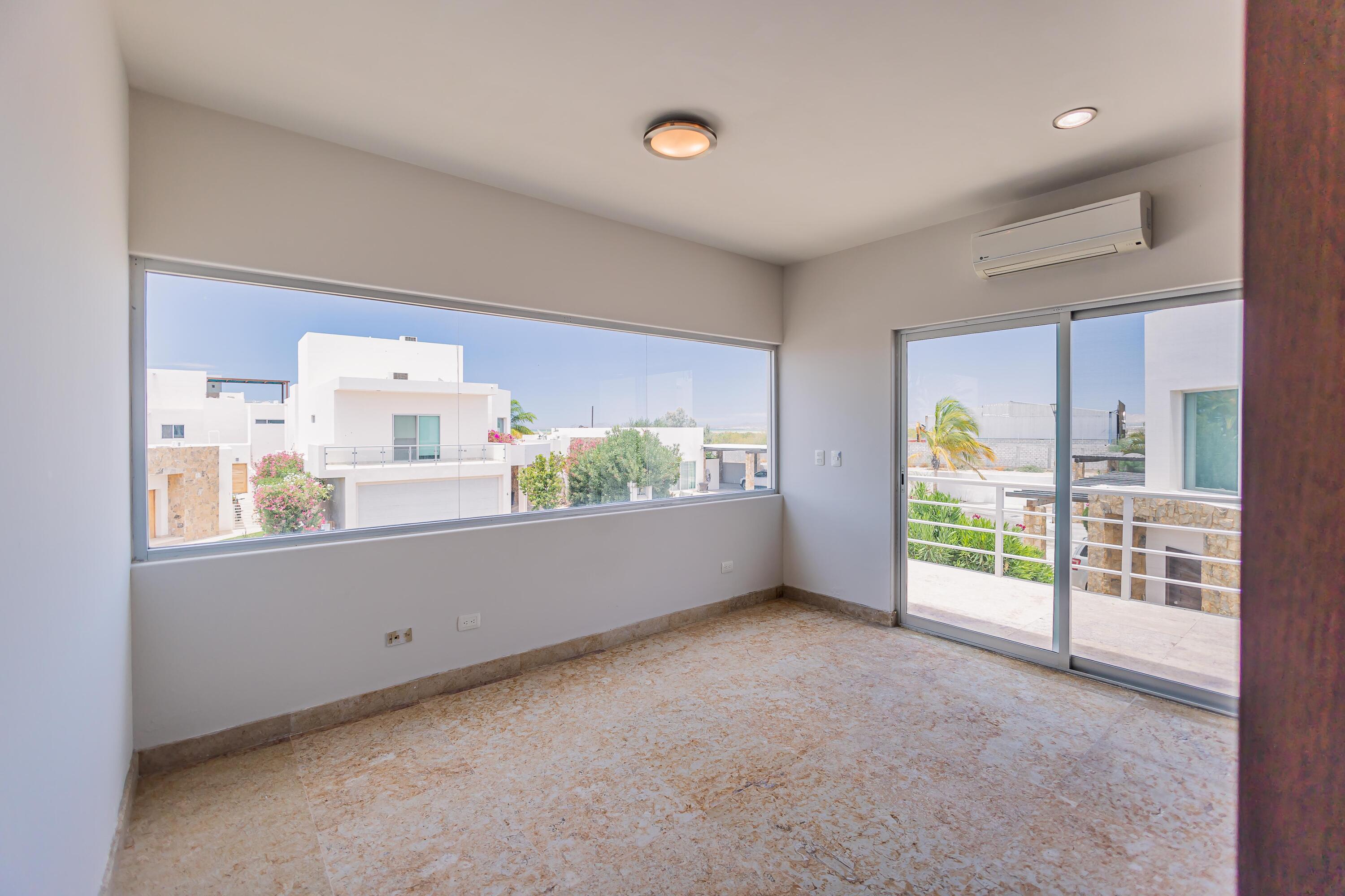 2, Casa Puerta Azul